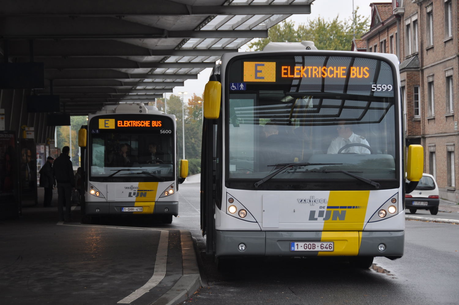 2 inductively charged, fully electric buses at the 't Zand square in Bruges.
