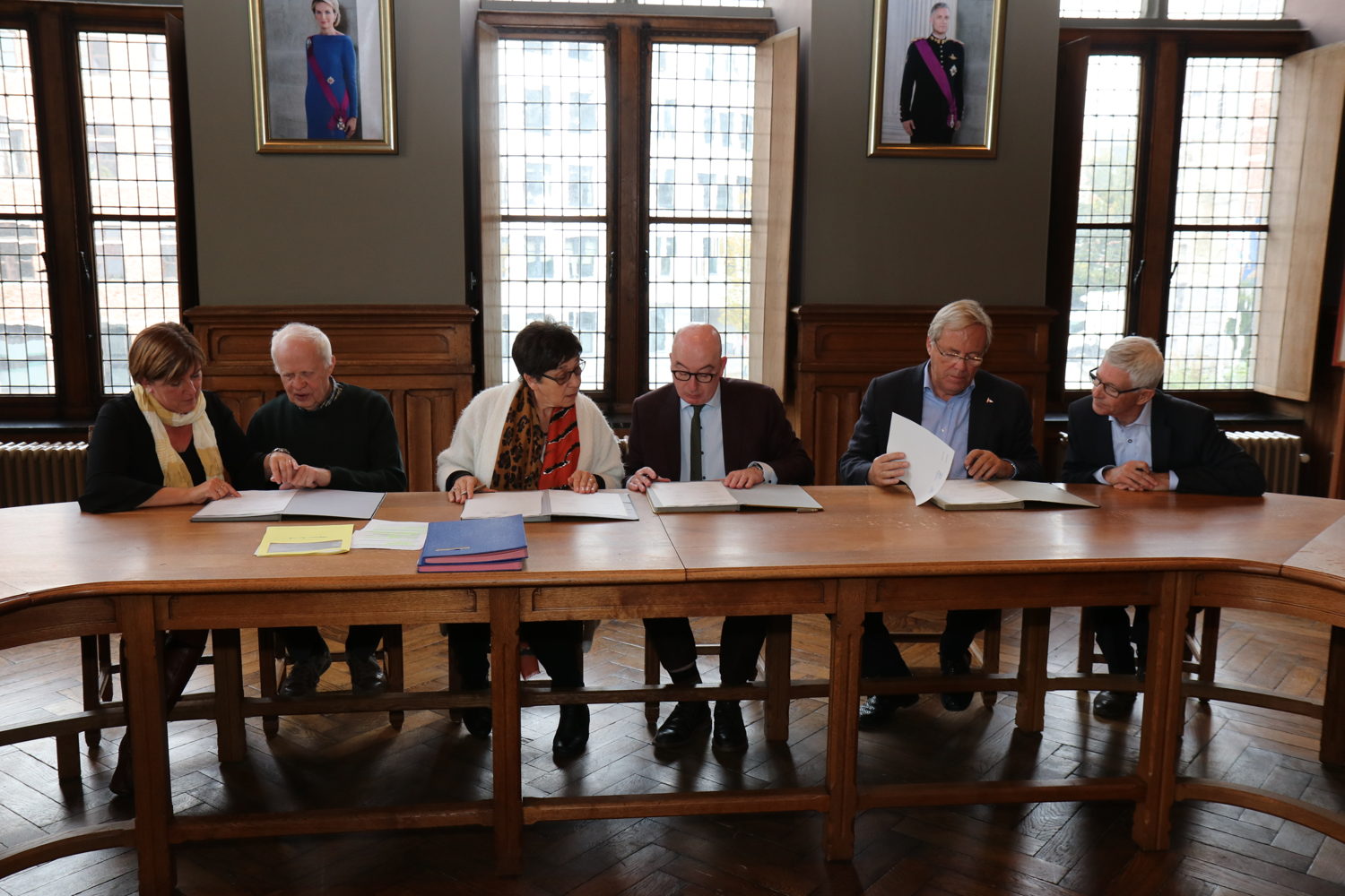 Vlnr:
-	Els Verwaeren, schepen van cultuur Dendermonde
-	Jan Annemans, voorzitter vzw Scheepvaartmuseum
-	Annemie Charlier, gedeputeerde bevoegd voor erfgoed
-	Piet Buyse,  burgemeester van Dendermonde
-	Koen De Vrieze, voorzitter vzw School voor Scheepsmodelbouw
-	Pieter D’Hollander, secretaris vzw School voor Scheepsmodelbouw

©Stad Dendermonde
