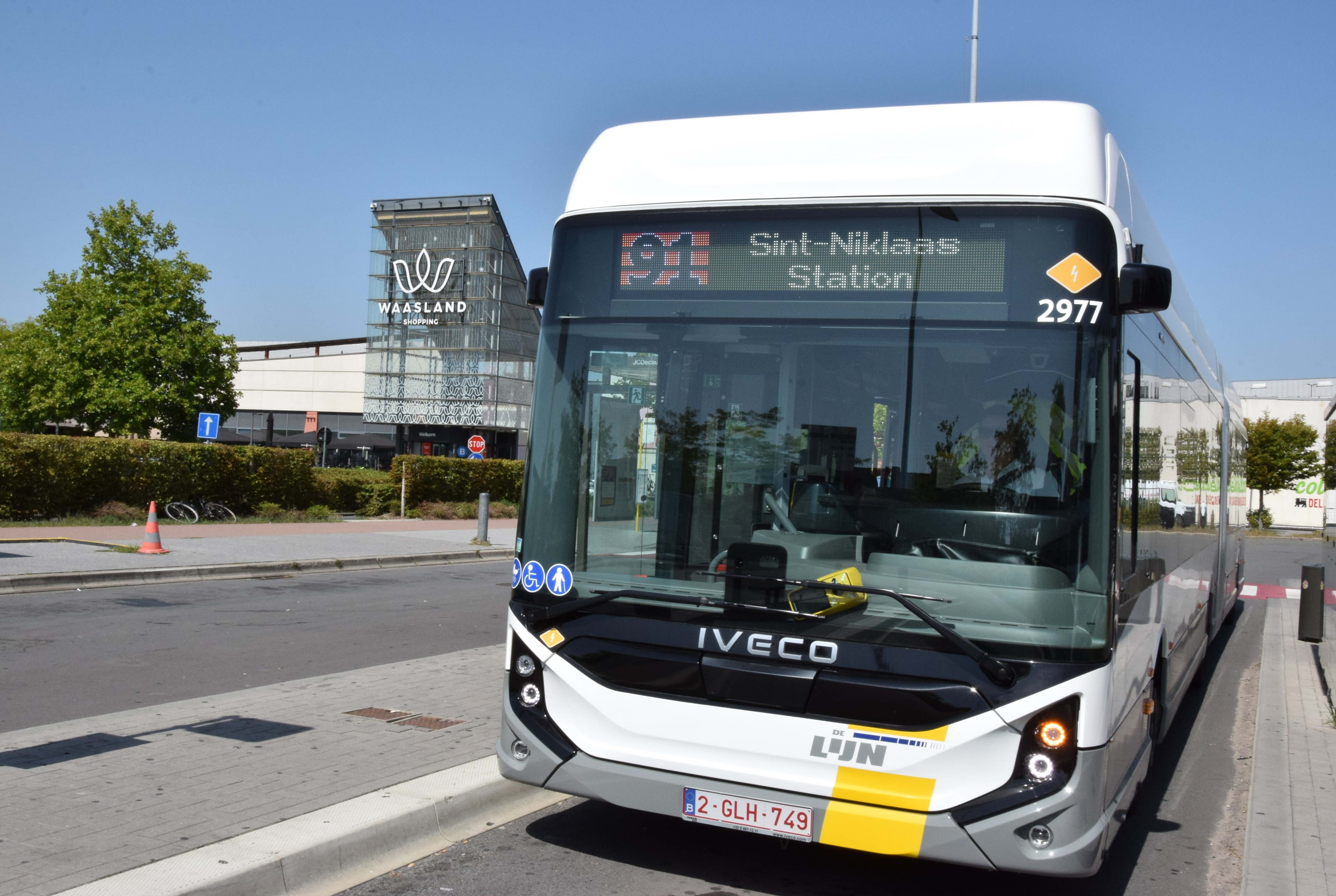 De Lijn neemt nieuwe gelede elektrische bussen in dienst vanuit stelplaats Sint-Niklaas 