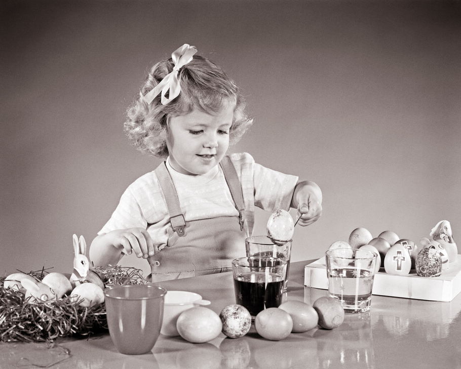 AKG8167873 1950s Girl dyeing eatser eggs © akg-images / ClassicStock / H. ARMSTRONG ROBERTS