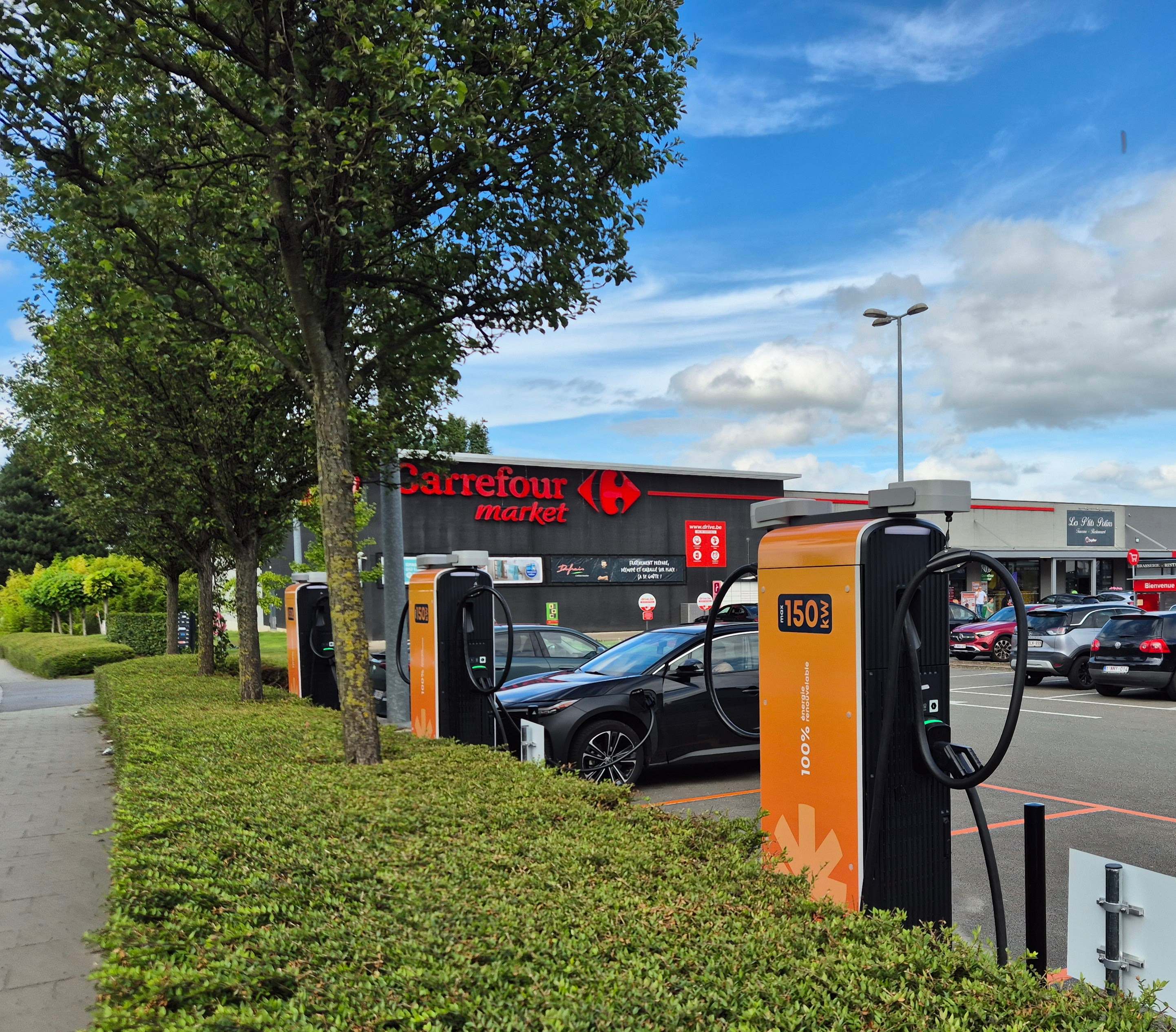 Eranovum met en service trois bornes de recharge rapide au Carrefour Grâce-Hollogne 