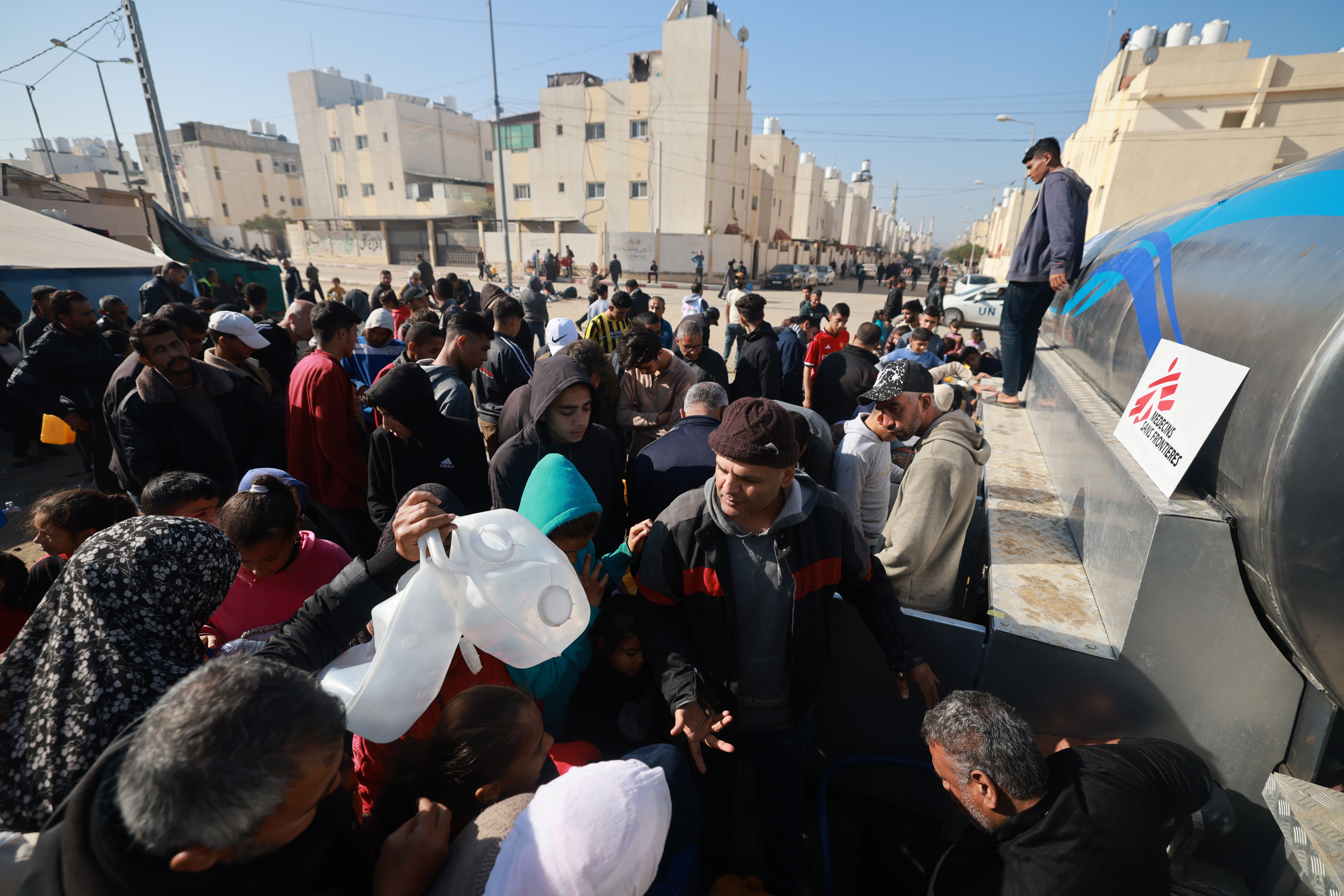 To respond to some of the most urgent needs of the displaced people in Rafah, Médecins Sans Frontières teams started a water distribution programme in December 2023. Photographer: Mohammed Abed | 20/01/2024 | Palestinian Territory