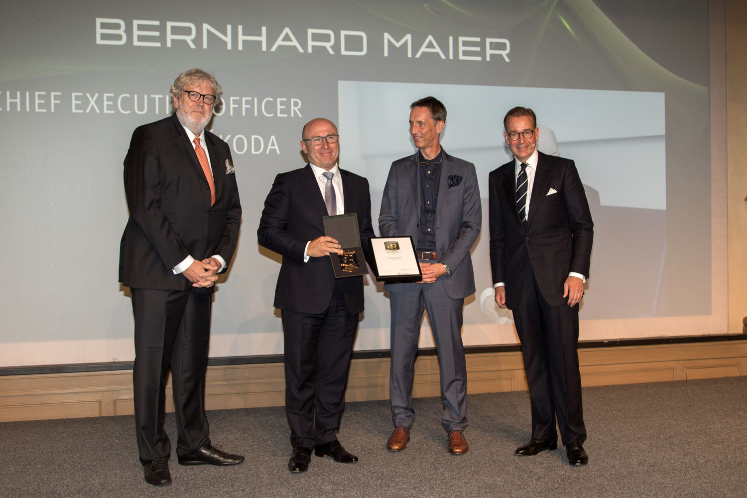 Head of German Design Council, Dr. Michael Peters (on the right) and Head of Design Brands and Operations at Mercedes-Benz, Kai Sieber (in the middle), handed over the award to ŠKODA Chairman of the board of Management Bernhard Maier. The panel recognises his outstanding achievements for brand and design.
