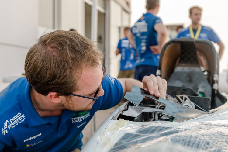 Herstellingen aan de wagen (Credits to Punch Powertrain Solar Team/Geert Vanden Wijngaert)