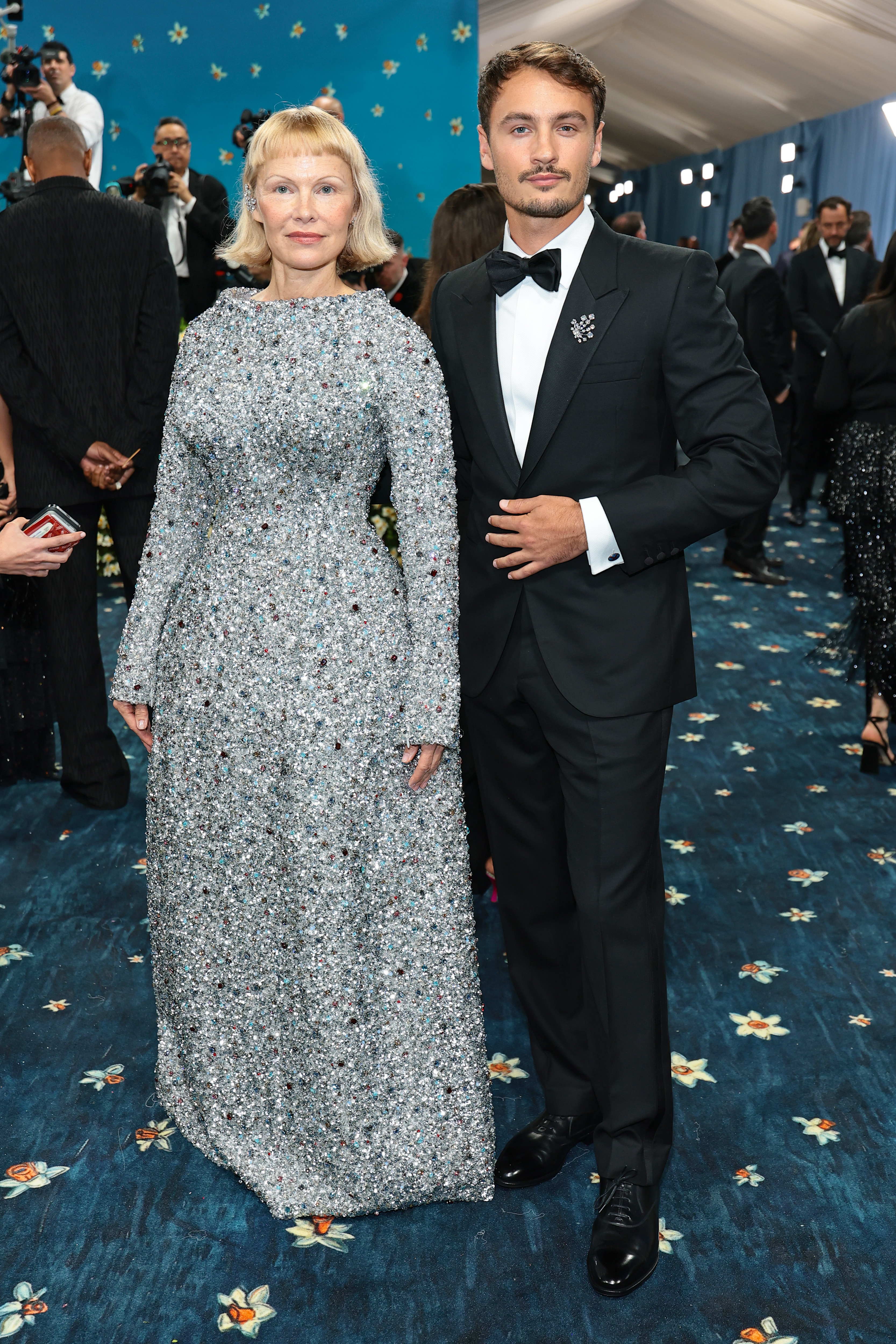 Pamela Anderson y Brandon Thomas Lee en Custom Pandora Lab-Grown Diamond Jewelry / Image Credit: Getty, Theo Wargo Pamela Anderson y Brandon Thomas Lee en Custom Pandora Lab-Grown Diamond Jewelry / Image Credit: Getty, Theo Wargo