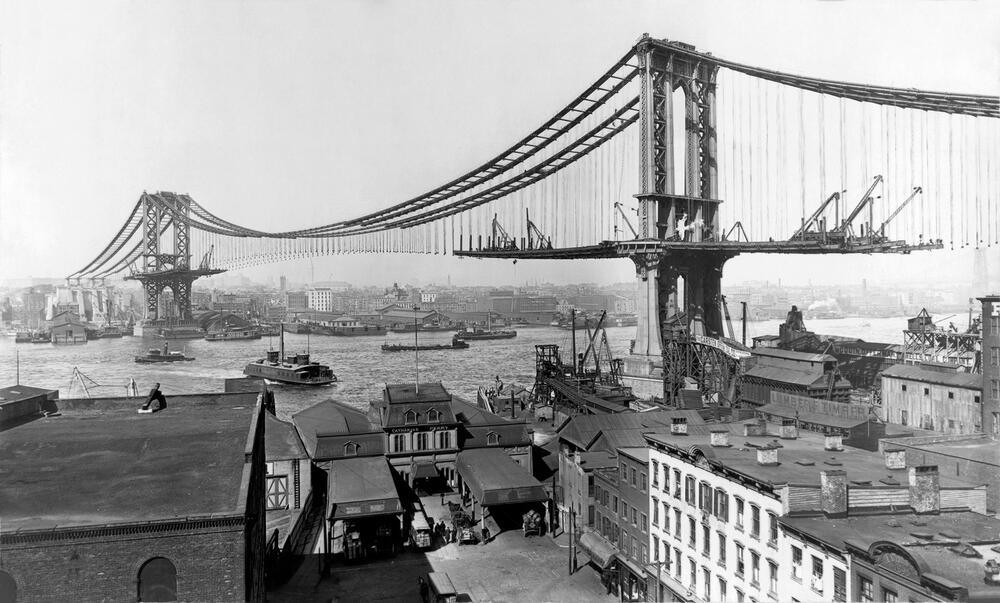 American history photograph shows the construction of the Manhattan Bridge during 1901-1909. The Manhattan Bridge is a suspension bridge that crosses the East River in New York City, connecting Lower Manhattan at Canal Street with Downtown Brooklyn at the Flatbush Avenue Extension. AKG10099565 © akg-images / Vernon Lewis Gallery / Stocktrek Images