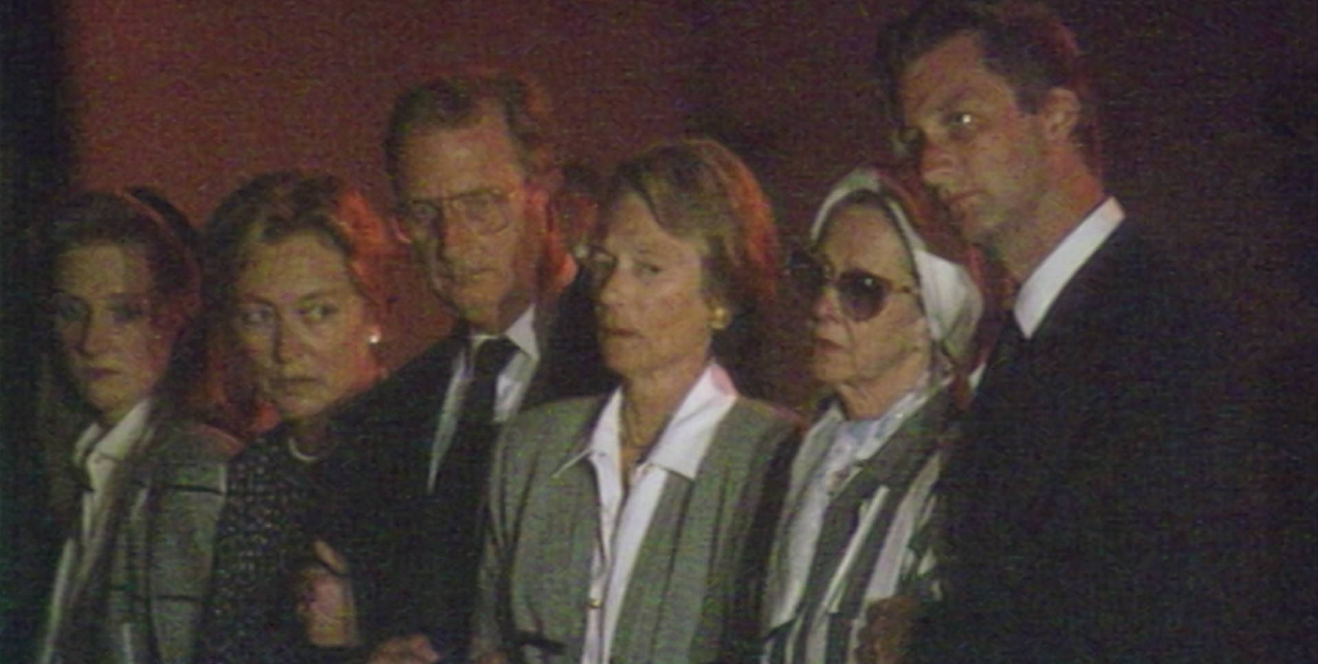 De koninklijke familie bij de aankomst van het stoffelijk overschot van koning Boudewijn in Zaventem De koninklijke familie bij de aankomst van het stoffelijk overschot van koning Boudewijn in Zaventem