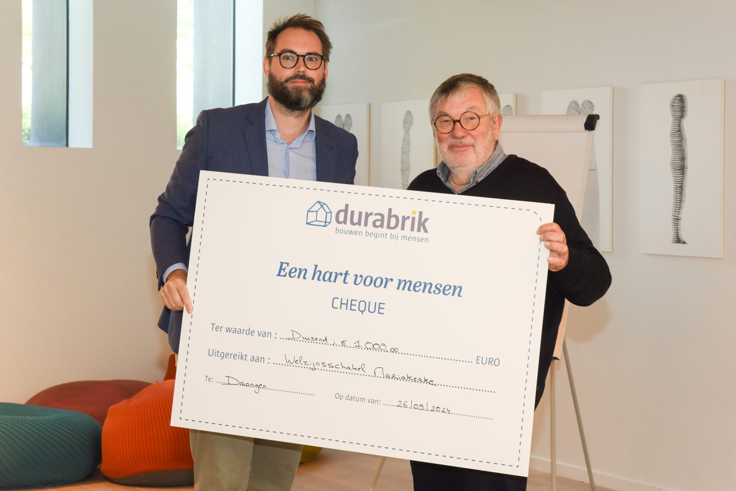 Frank Donckers (rechts) nam de steun voor de Welzijnsschakel uit Mariakerke in ontvangst. 
