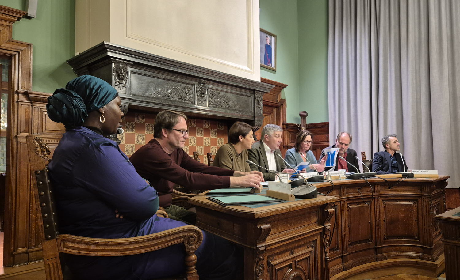 Vlnr: Aïssatou Cissé, Jan van der Vloet, Joeri Tielemans, Linda Snoeys (districtssecretaris), Luc Moerkerke en Omar Al Jattari