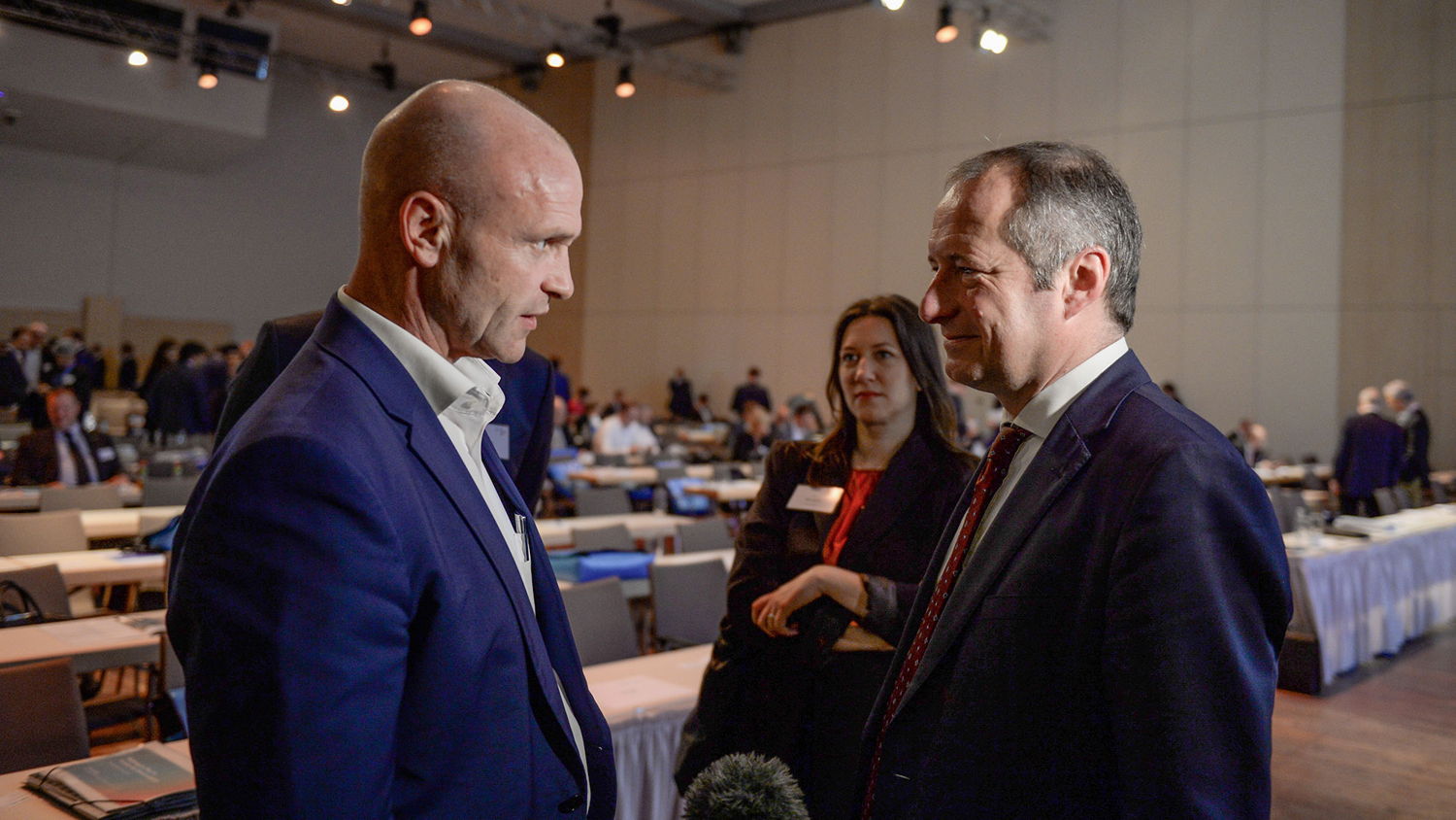 Thomas Ulbrich conversa con Oliver Wittke, Secretario de Estado Parlamentario del Ministerio de Economía y Energía alemán .