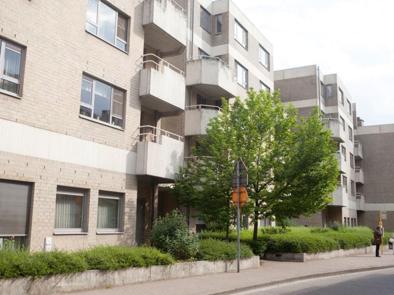 Bewoners Ten Gaarde onthullen gedenkplaat voor zorgpersoneel tijdens Tweede Wereldoorlog