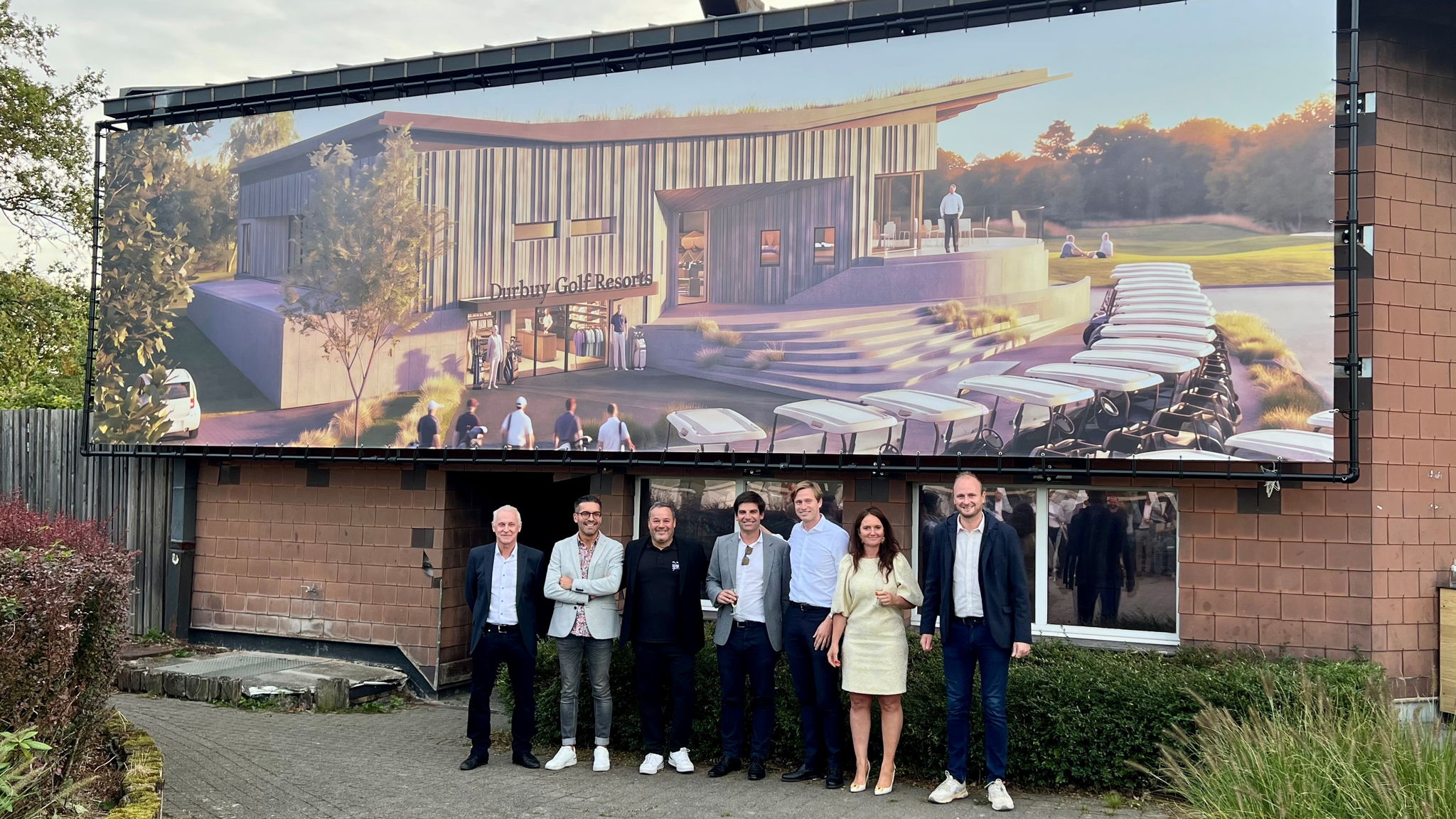 VLNR: Philippe Bontemps (burgemeester Durbuy) - Fabrice Sarlet (schepen Durbuy) - Pascal Lardinois (Durbuy Golf Resort) -
Alexander Vanheukelen (CEO Cores Development) - Laurens Puttemans (Alychlo) - Kim Hollands (Alychlo) -
Bram Vandenbossche (voorzitter van de ledengolf) VLNR: Philippe Bontemps (burgemeester Durbuy) - Fabrice Sarlet (schepen Durbuy) - Pascal Lardinois (Durbuy Golf Resort) -
Alexander Vanheukelen (CEO Cores Development) - Laurens Puttemans (Alychlo) - Kim Hollands (Alychlo) -
Bram Vandenbossche (voorzitter van de ledengolf)
