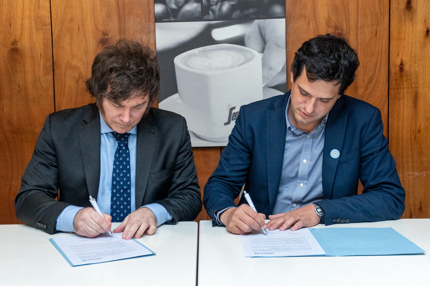 Javier Milei, precandidato a Presidente de La Libertad Avanza, firmó el compromiso por la alfabetización junto a Argentinos por la Educación, representado por Ignacio Ibárzabal, Director Ejecutivo.