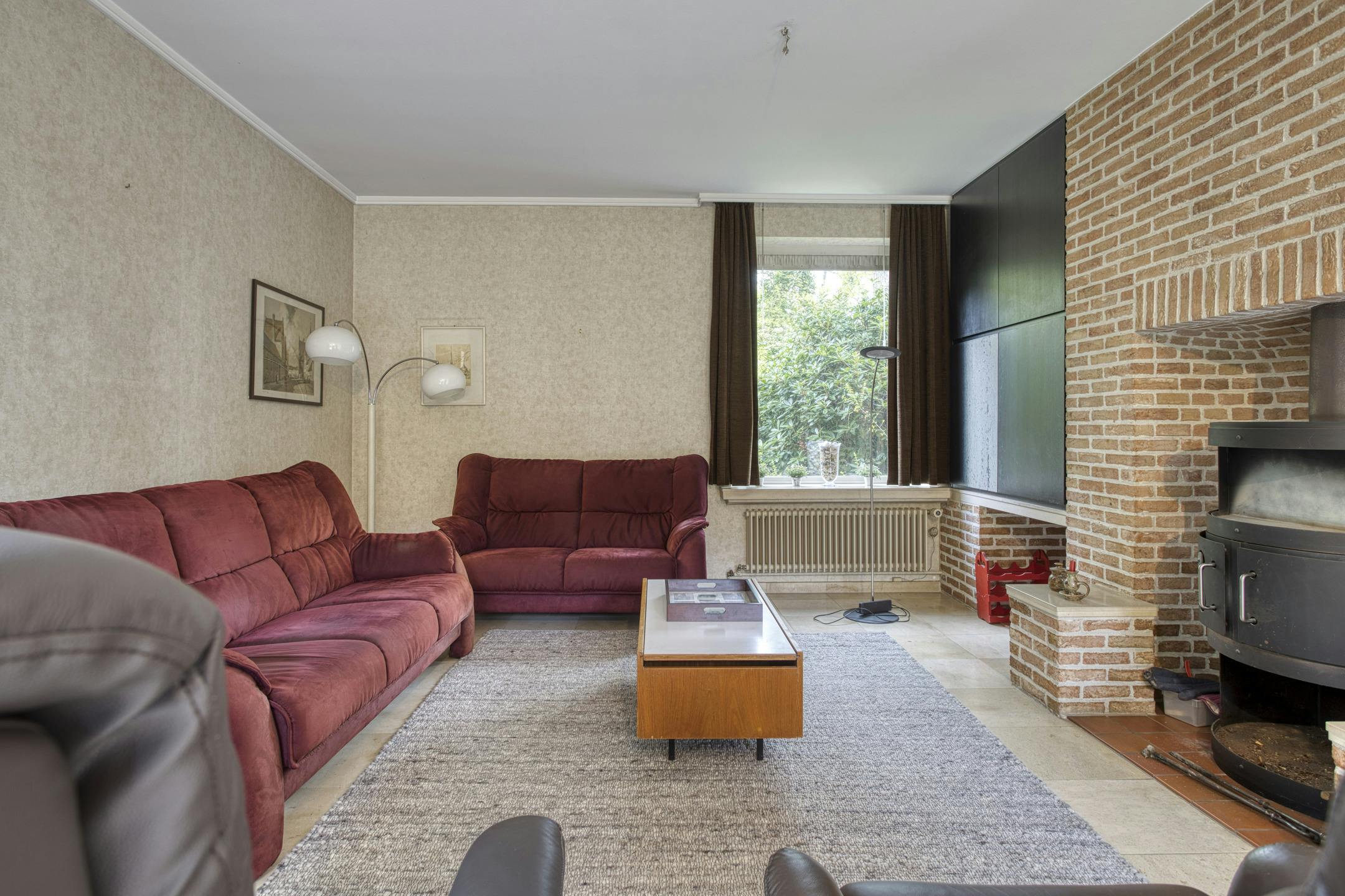 De originele zitkamer van de koopwoning op de zoekertjessite van Dewaele wordt met één klik omgetoverd in een sprookjesachtige zitkamer. Hetzelfde kan ook in onder meer Scandinavische, landelijke of Japandi-stijl.