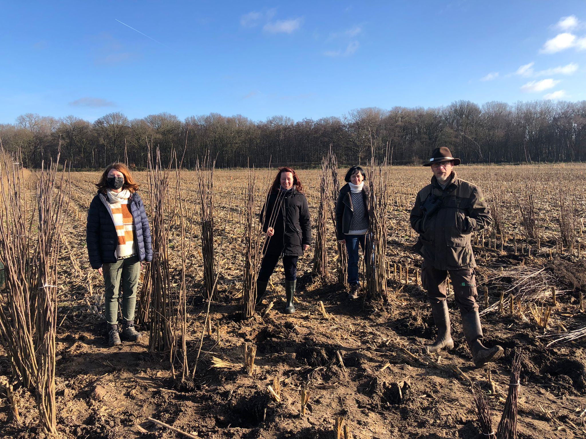 Projectleider Liesbeth Gellinck (VLM), Eva Vanhuyse (coördinator Vloethemveld voor Zedelgem en Jabbeke), schepen Claudia Coudeville (Jabbeke) en boswachter Koen Maertens (ANB) zijn alvast tevreden met deze nieuwe bosaanplant.