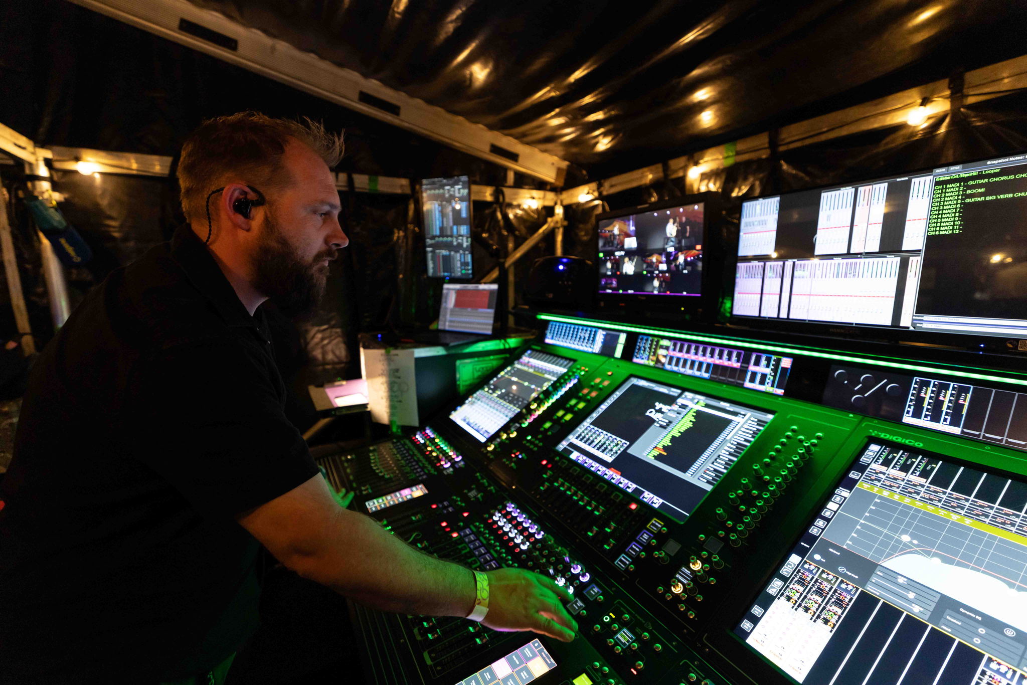 Der Monitoringenieur und HF-Techniker Dave White arbeitet seit 2014 mit Ed Sheeran zusammen. Für die aktuelle Tour setzt er auf Spectera. Das weltweit erste bidirektionale Breitband-Drahtlossystem bildet das Herzstück des kontinuierlich wachsenden Audio-Setups. (Foto: Mark Surridge) Der Monitoringenieur und HF-Techniker Dave White arbeitet seit 2014 mit Ed Sheeran zusammen. Für die aktuelle Tour setzt er auf Spectera. Das weltweit erste bidirektionale Breitband-Drahtlossystem bildet das Herzstück des kontinuierlich wachsenden Audio-Setups. (Foto: Mark Surridge)