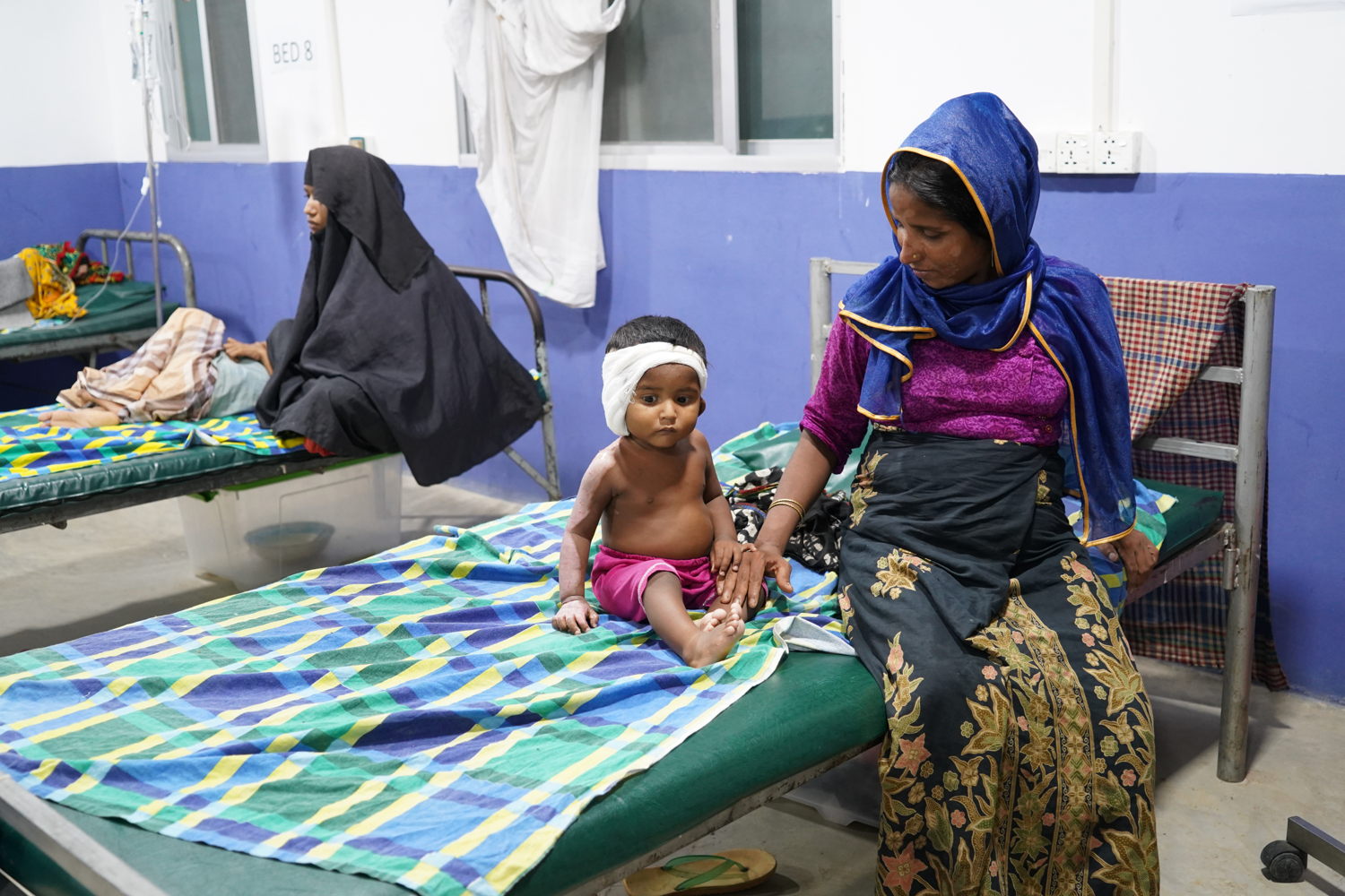 Kind met brandwonden in het Kutupalong ziekenhuis van AZG - (c) Dalila Mahdawi/AZG