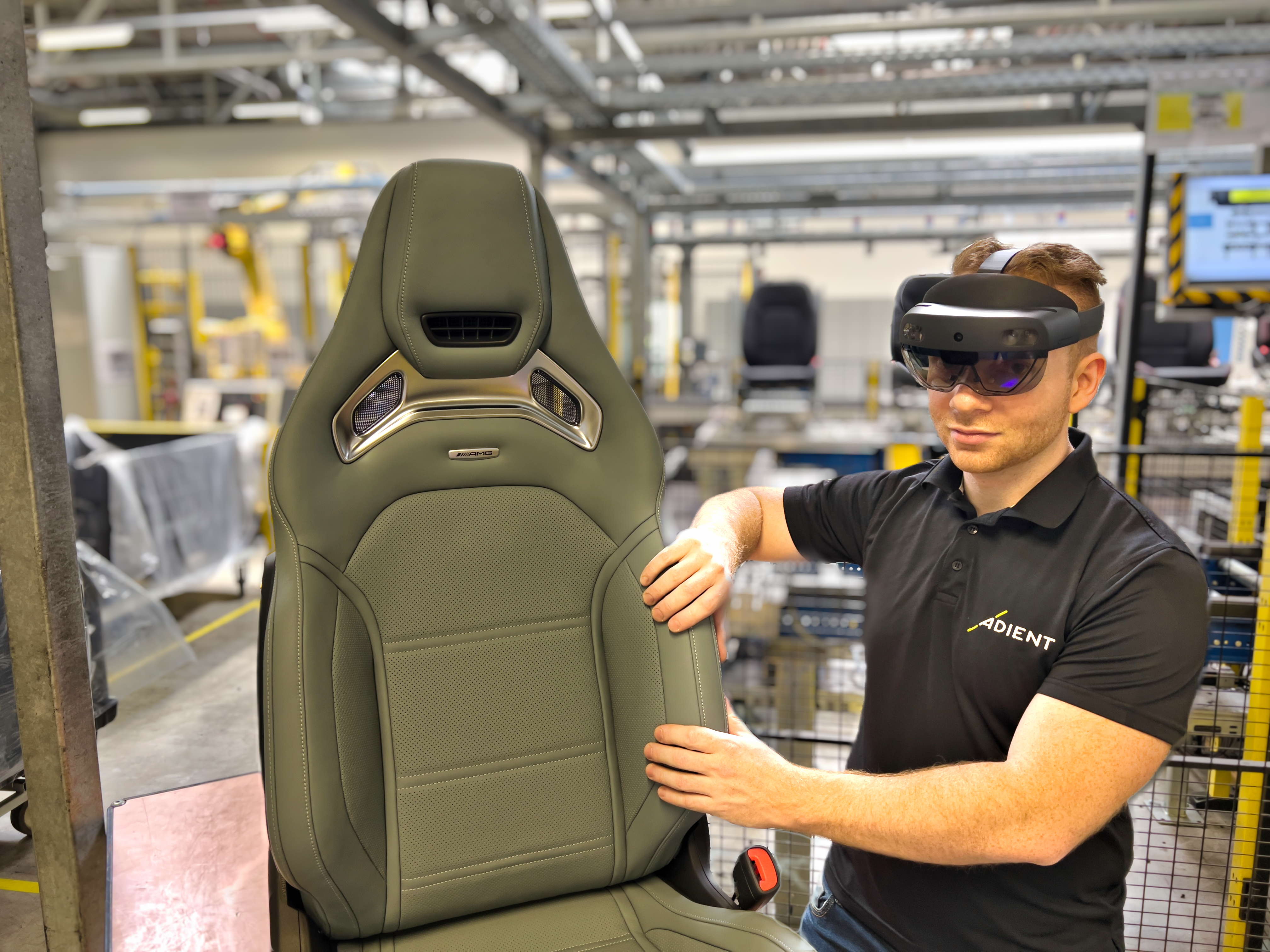 Mixed Reality-Brille: Mit einem Pilotprojekt wird bei Adient die Einarbeitung neuer Mitarbeiter unterstützt. Mixed Reality-Brille: Mit einem Pilotprojekt wird bei Adient die Einarbeitung neuer Mitarbeiter unterstützt.