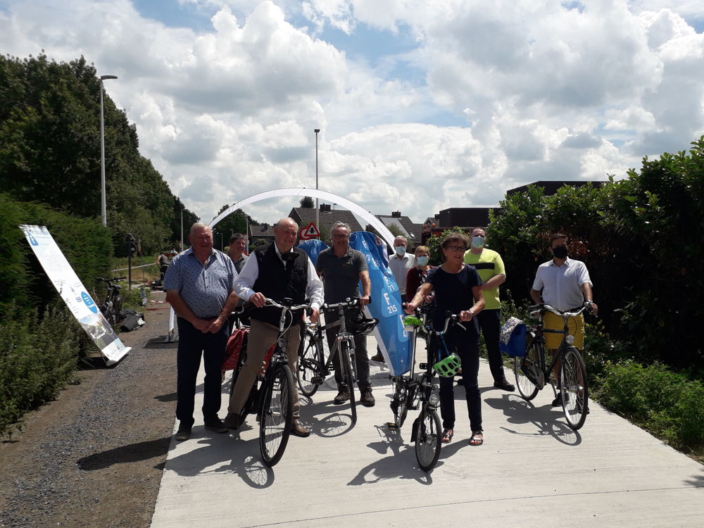 Gedeputeerde Riet Gillis opent het nieuwe stuk fietssnelweg samen met burgemeester Rudy van Cronenburg