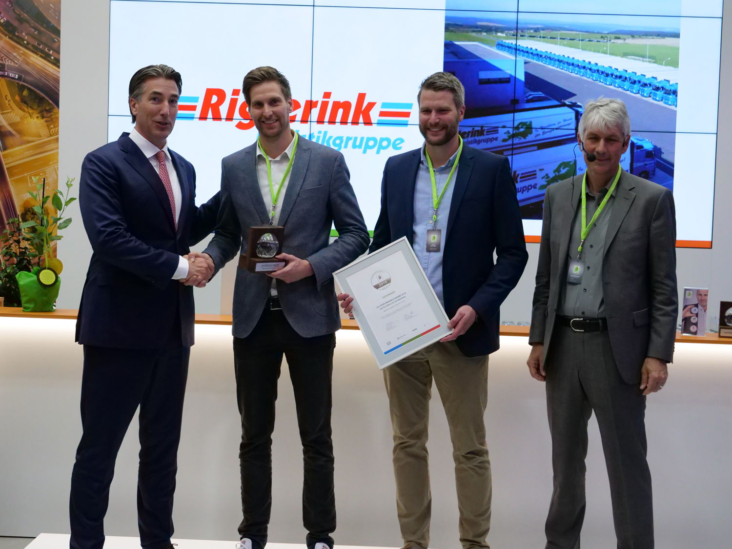 Arne et Helge Rigterink (2e et 3e depuis la gauche), le directeur de DKV Marco van Kalleveen (à gauche) et le président du jury de l’EPA Wolfgang Stölzle (à droite) sont heureux  d’avoir remporté l‘Eco Performance Award dans la catégorie des Entreprises moyennes. (Photo : DKV)