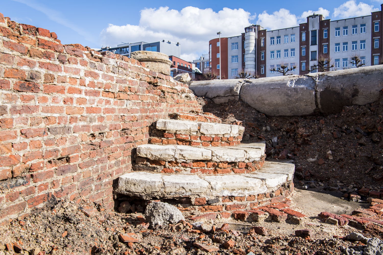 In het zuidelijke gedeelte van de opgravingsput werd onverwacht delen van de oude Spijkertoren gevonden, met toegangstrap. ©Frederik Beyens
