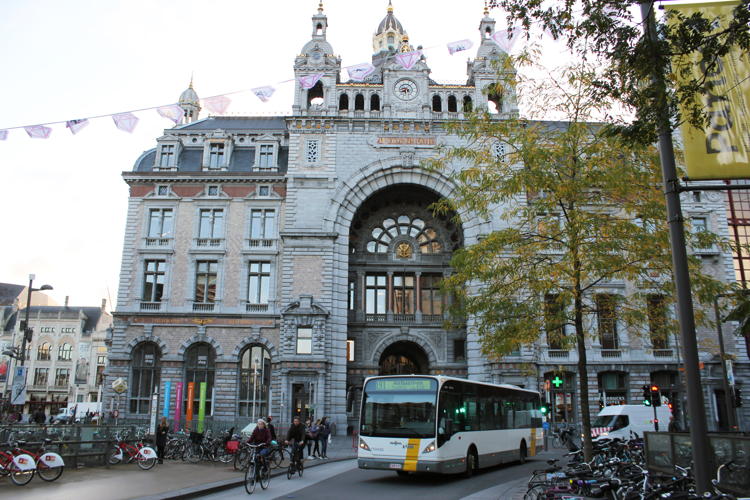 Trein, tram en bus combineerbaar met de City Pass. Hier: Antwerpen Centraal Station.