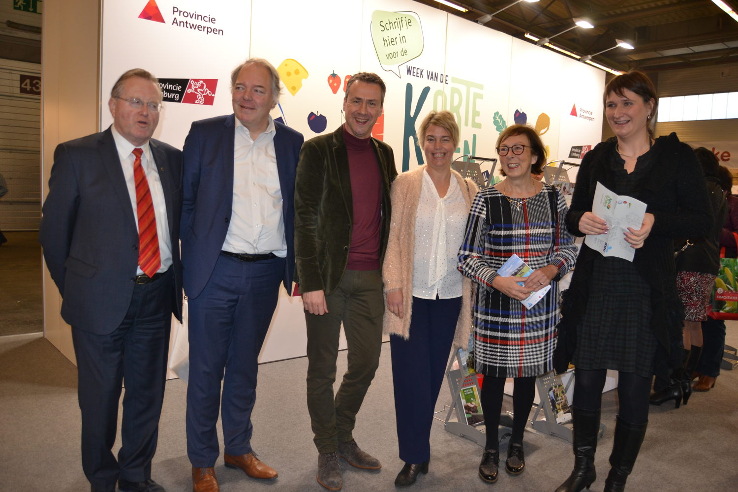 Van links naar rechts: eregedeputeerde Provincie Oost-Vlaanderen Alexander Vercamer, gedeputeerde Provincie Antwerpen Ludwig Caluwé, gedeputeerde Provincie West-Vlaanderen Bart Naeyaert, minister Joke Schauvliege, gedeputeerde Provincie Vlaams-Brabant Monique Swinnen, gedeputeerde Provincie Oost-Vlaanderen Leentje Grillaert