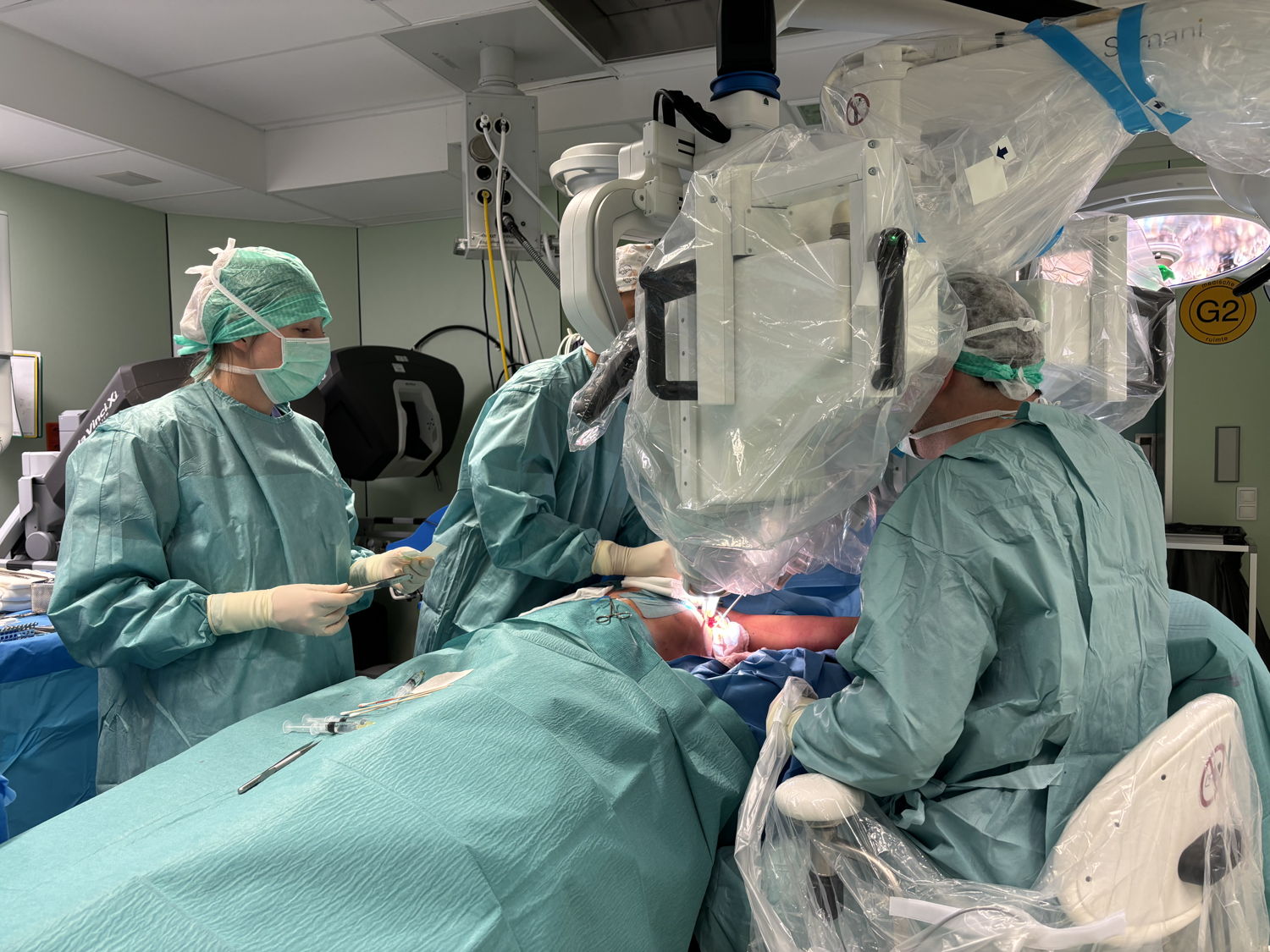 Prof. dr. Nistor bedient de Symani microchirurgierobot voor de transplantatie in de oksel.