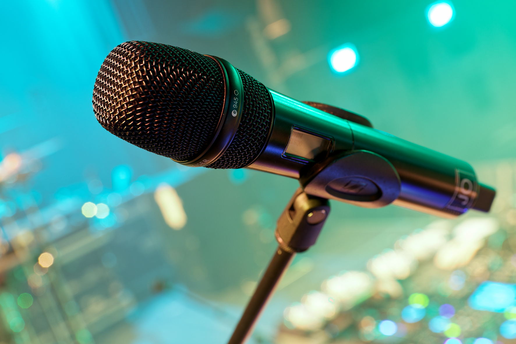 EW-DX has a latency of just 1.9 ms; Sennheiser’s own codec guarantees excellent audio transparency from the capsule input to the system output EW-DX has a latency of just 1.9 ms; Sennheiser’s own codec guarantees excellent audio transparency from the capsule input to the system output