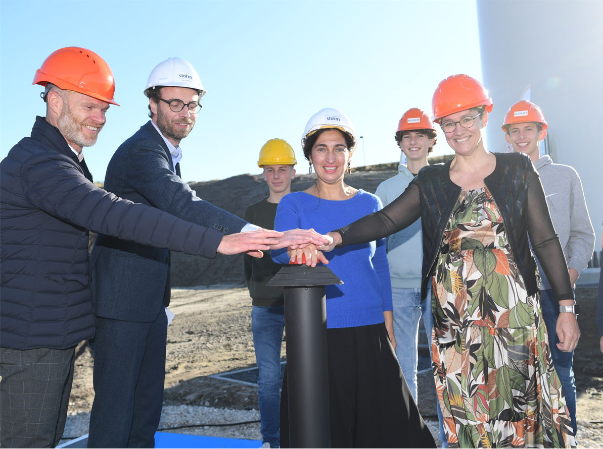 Minister Zuhal Demir en General Manager van Nyrstar Inge Schildermans huldigen het nieuwe windmolenpark in met een druk op de knop