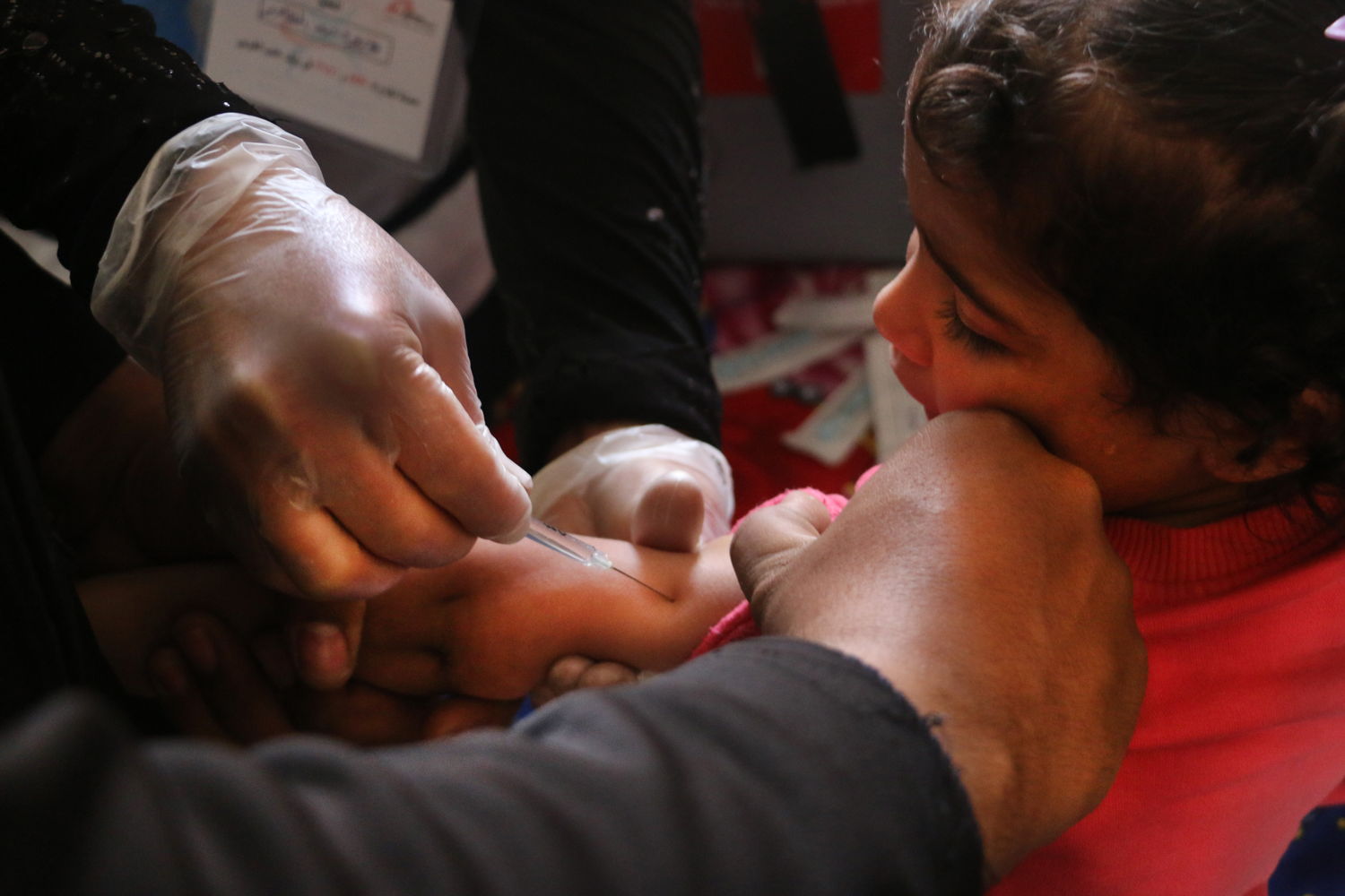 Una enfermera vacuna a una niña en Al-Atareb, Siria.  Roaa Hasan/MSF
