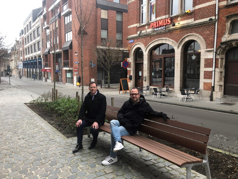 schepenen Vansina en Dessers bij de ruimere boomvakken in de Arendstraat