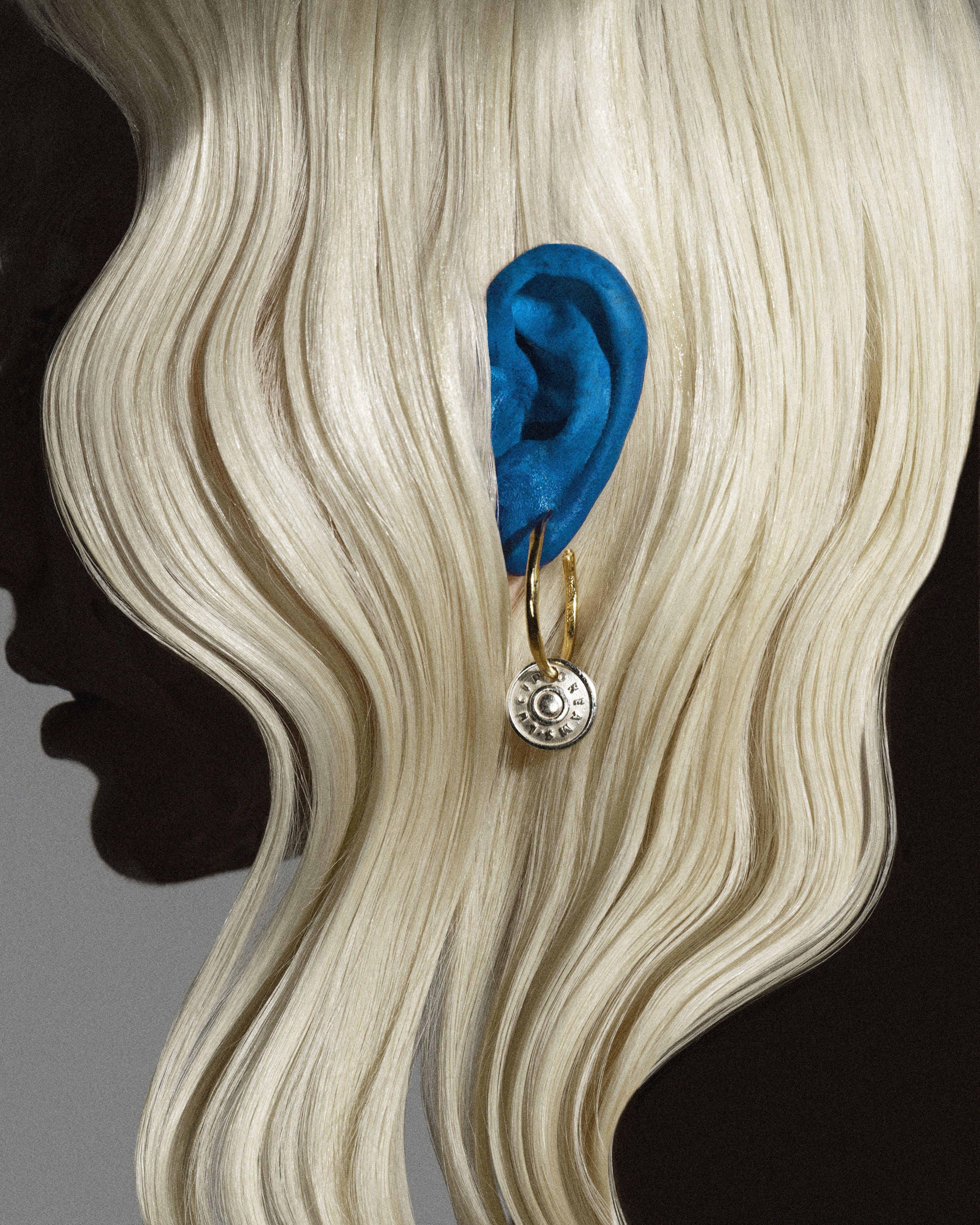 About THE EARRING
Honouring classical jeans symbols and surrealist references, this playful single earring is an elegant fusion of Façon Jacmin and Wouters & Hendrix's love for trompe l'oeil. Exuding a unique artistry, every Wouters & Hendrix piece is handmade by a team of goldsmiths in our Antwerp atelier. Every earring comes in a jeans pocket as packaging.