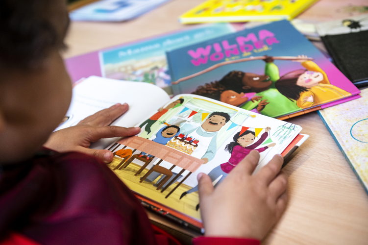 Voorstelling divers boekenpakket in school Baronneke © Jonathan Ramael