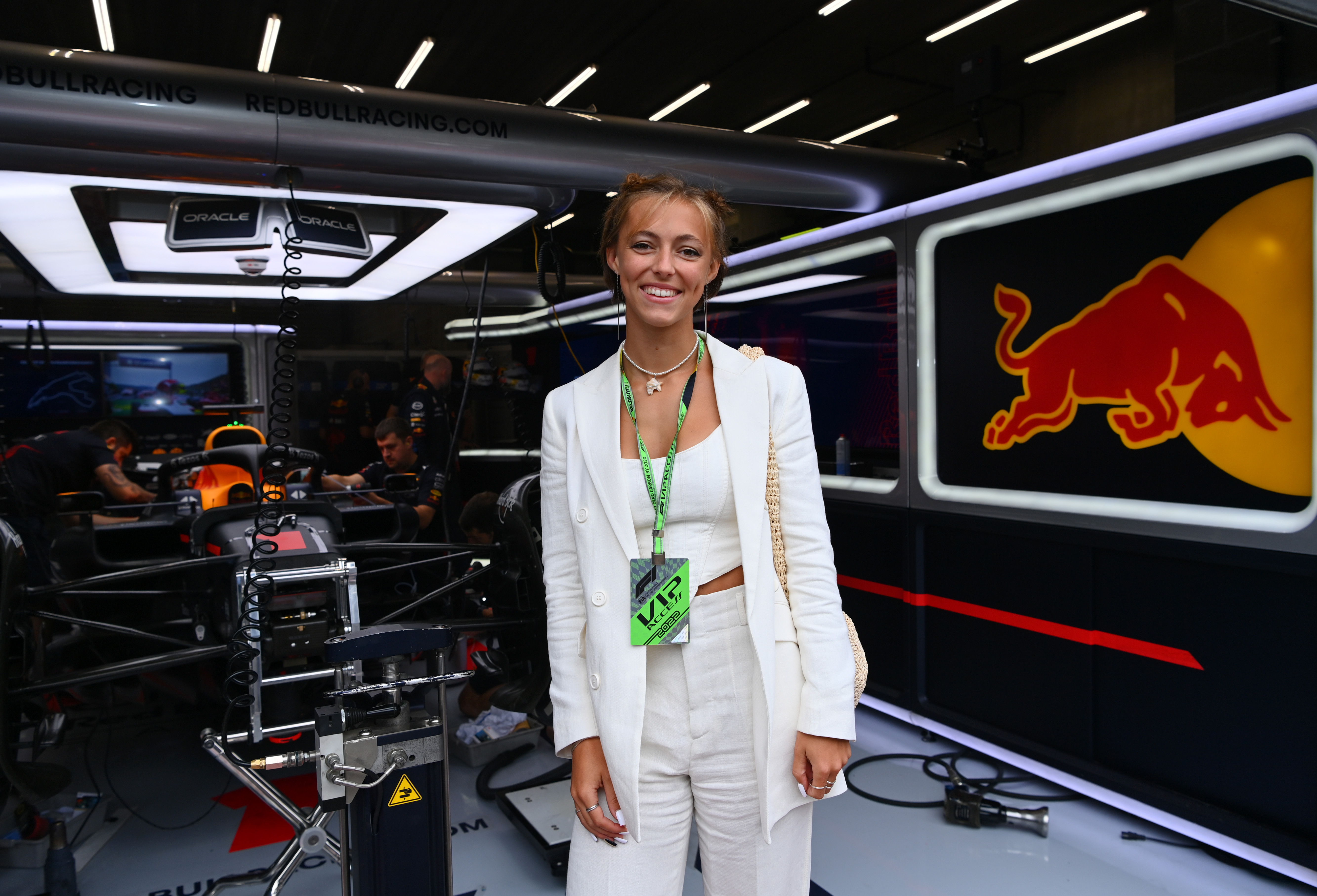 Rani Rosius voor de RB18 van Max Verstappen.
