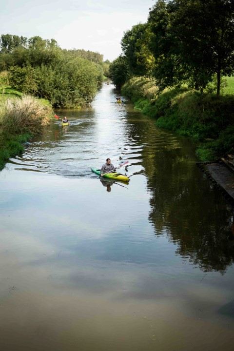 Wat is er leuker dan de omgeving te verkennen op het water? Chap’eau organiseert een afvaart van de Dijle van Korbeek-Dijle tot in Heverlee. Je vaart met de kano van de rand van het natuurgebied de "Doode Beemde" door een prachtige streek, tot het majestueuze kasteel van Arenberg. Wij zorgen voor transport van Overijse naar de startplaats en terug. De afvaart is zo’n 6 km lang en je doet er ongeveer 1,5 uur over. Na aankomst kan je via een mooi en rustig wandelpad langs de Dijle te voet of met de kickbike terugkeren naar de vertrekplaats (telkens 4km). Ofwel pikt de bus je op aan de aankomst en brengt je via een stop aan de vertrekplaats terug naar het Stationsplein. Wat is er leuker dan de omgeving te verkennen op het water? Chap’eau organiseert een afvaart van de Dijle van Korbeek-Dijle tot in Heverlee. Je vaart met de kano van de rand van het natuurgebied de "Doode Beemde" door een prachtige streek, tot het majestueuze kasteel van Arenberg. Wij zorgen voor transport van Overijse naar de startplaats en terug. De afvaart is zo’n 6 km lang en je doet er ongeveer 1,5 uur over. Na aankomst kan je via een mooi en rustig wandelpad langs de Dijle te voet of met de kickbike terugkeren naar de vertrekplaats (telkens 4km). Ofwel pikt de bus je op aan de aankomst en brengt je via een stop aan de vertrekplaats terug naar het Stationsplein.