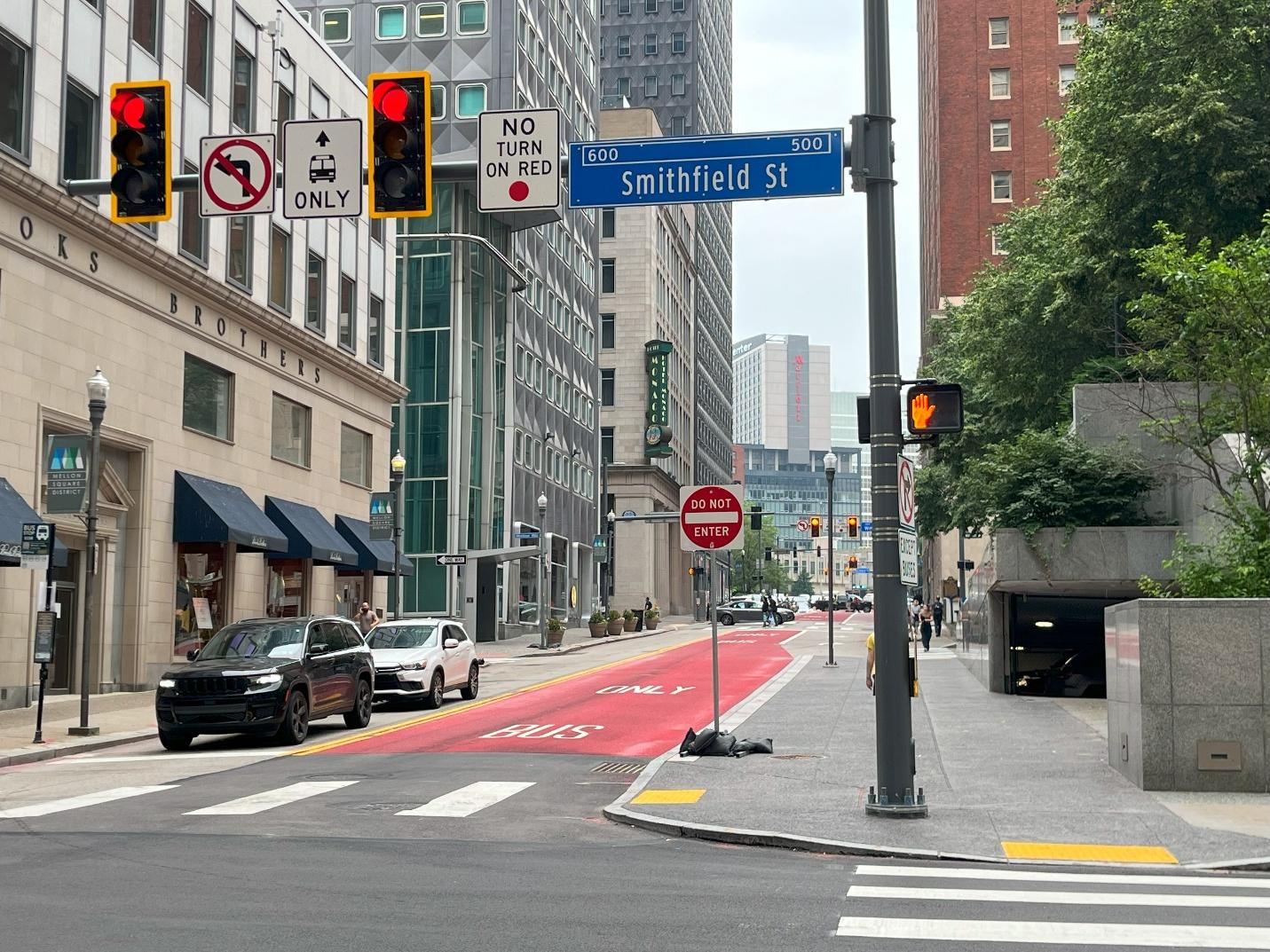 Red bus lane on Sixth Avenue at Smithfield Street
