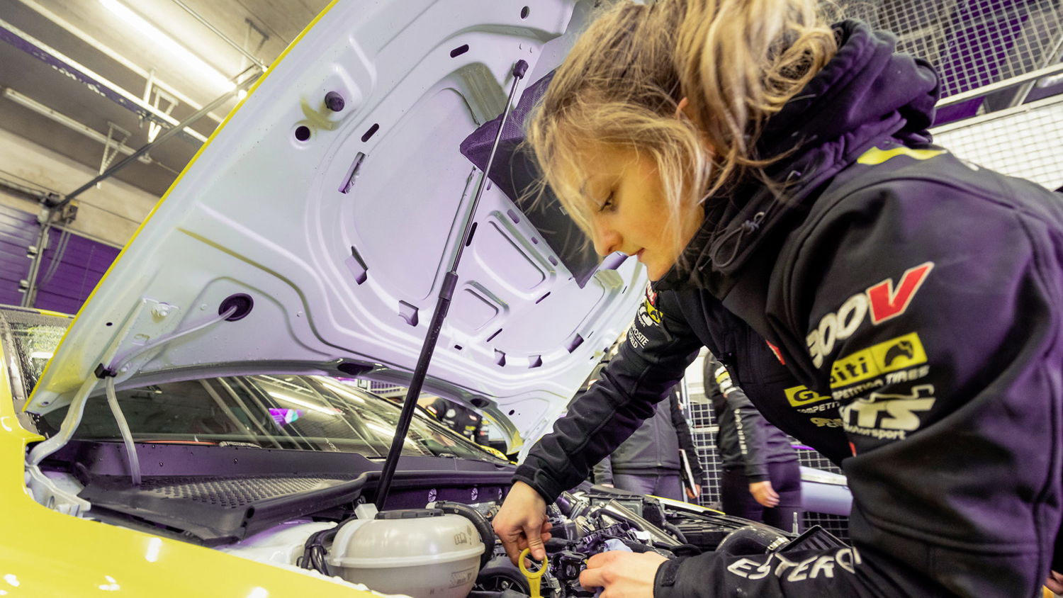 24 horas de extrema presión para el auto: El Golf GTI TCR, probado en la batalla, está en buenas manos con las mecánicas de “Girls Only”.