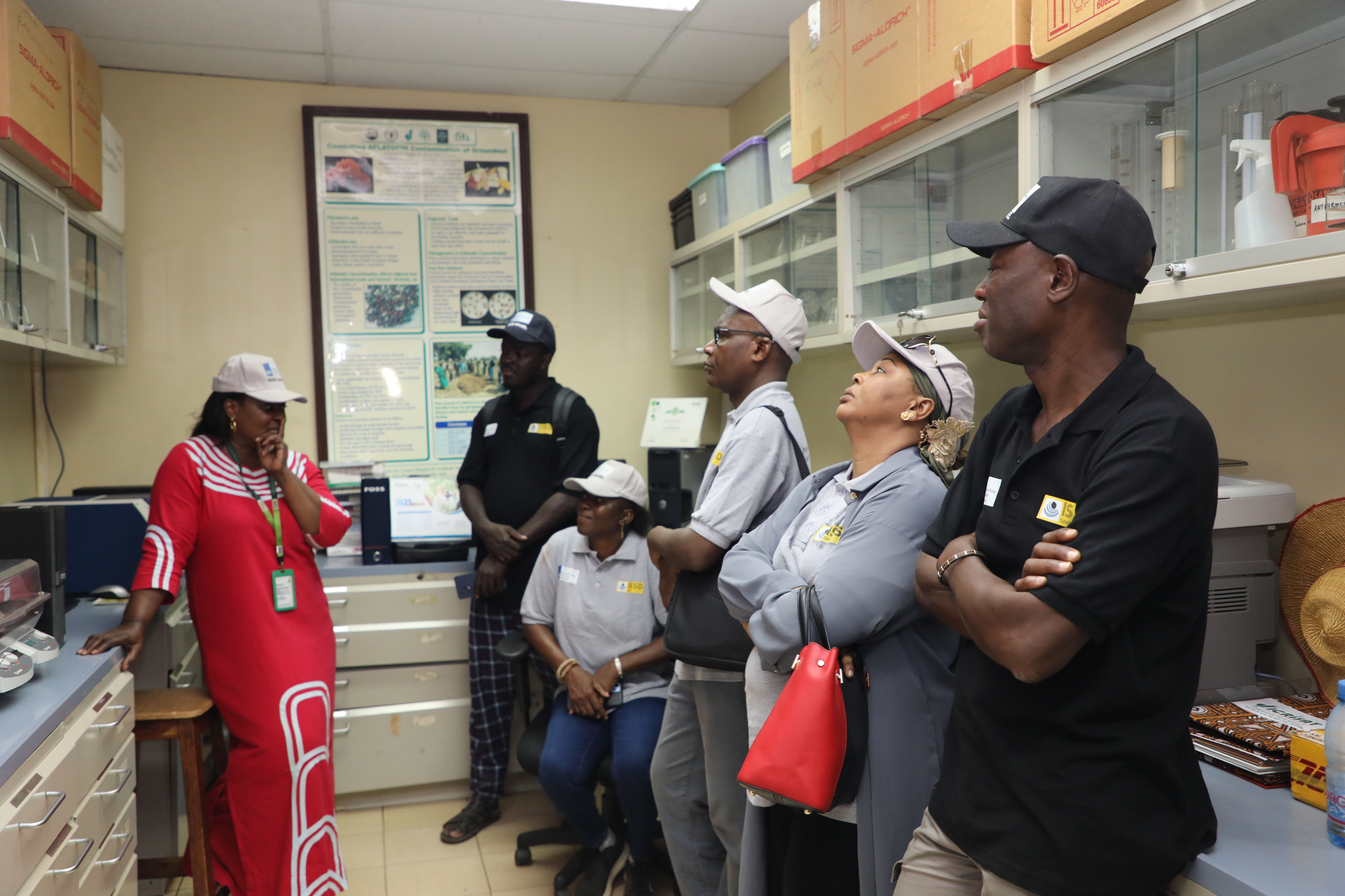 Visite au laboratoire de pathologie de l'ICRISAT au Mali et échange des visiteurs avec le Dr. Djeneba Konate (à gauche).