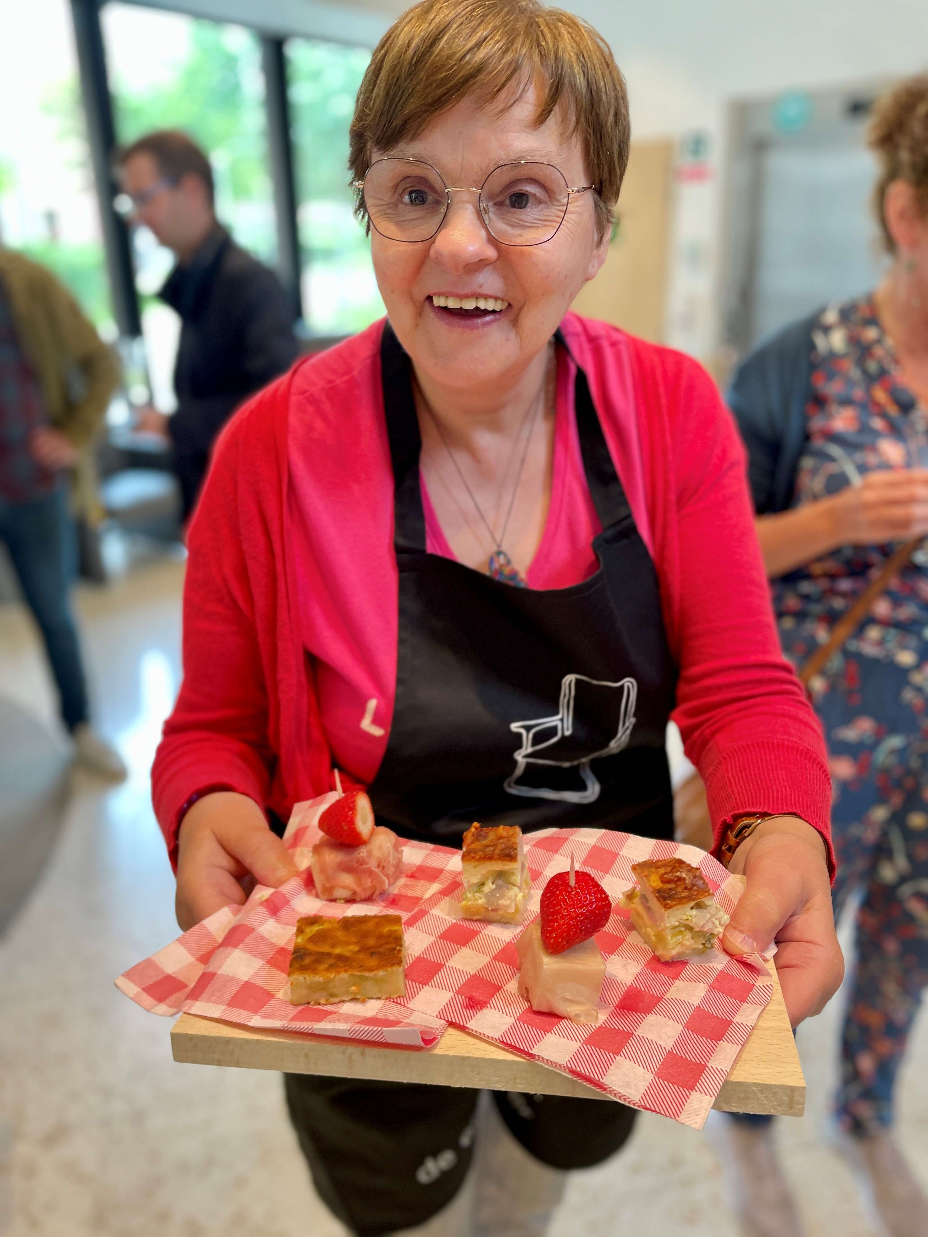 ‘De Eetkamer’ is een initiatief dat mensen met een kwetsbaarheid of beperking laat schitteren in een culinaire setting. ‘De Eetkamer’ is een initiatief dat mensen met een kwetsbaarheid of beperking laat schitteren in een culinaire setting.