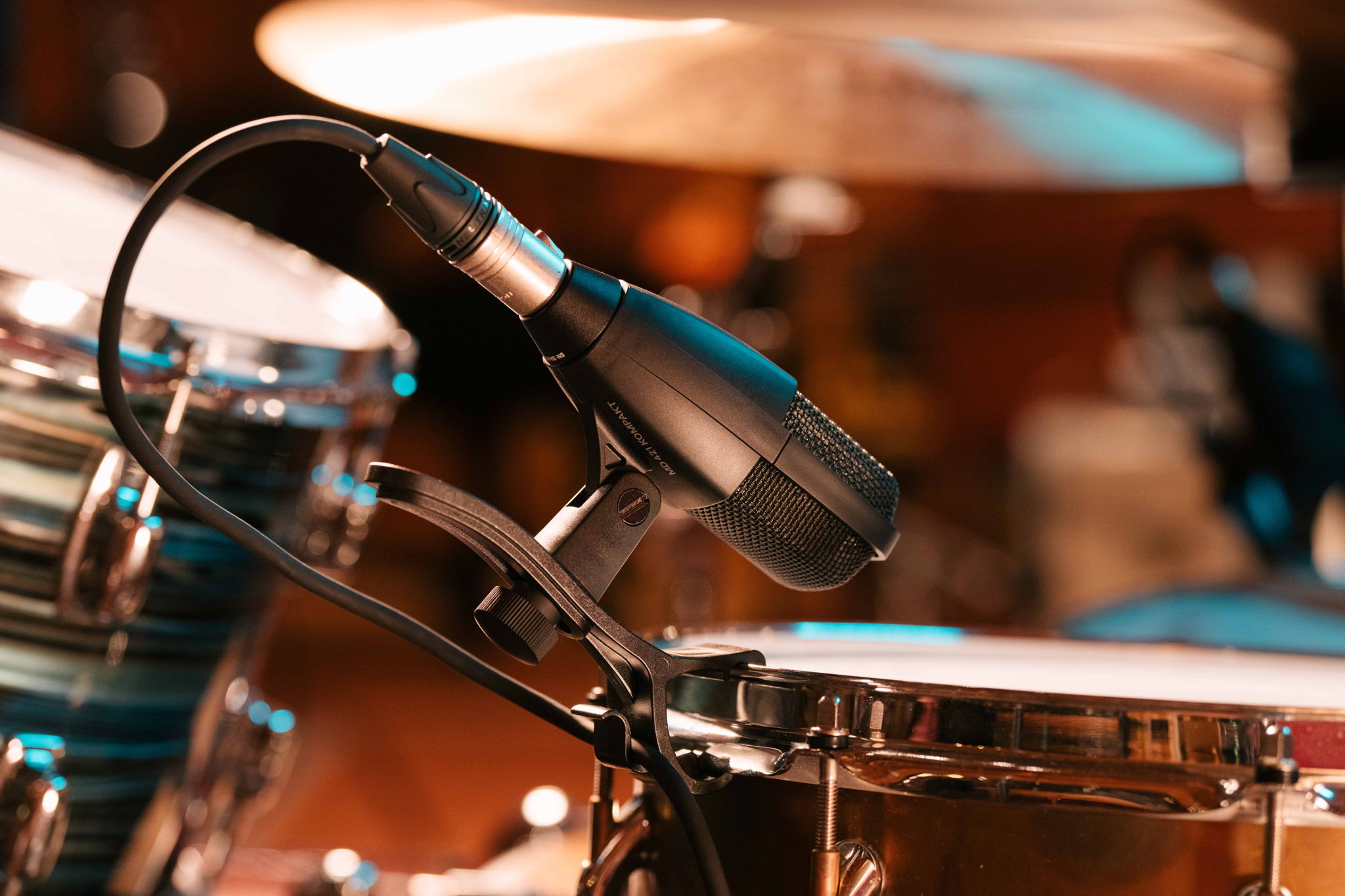 The drum version of the MD 421 Kompakt comes with a drum clamp that securely screws into the redesigned mic clip – a fail-safe mechanism for drum miking The drum version of the MD 421 Kompakt comes with a drum clamp that securely screws into the redesigned mic clip – a fail-safe mechanism for drum miking