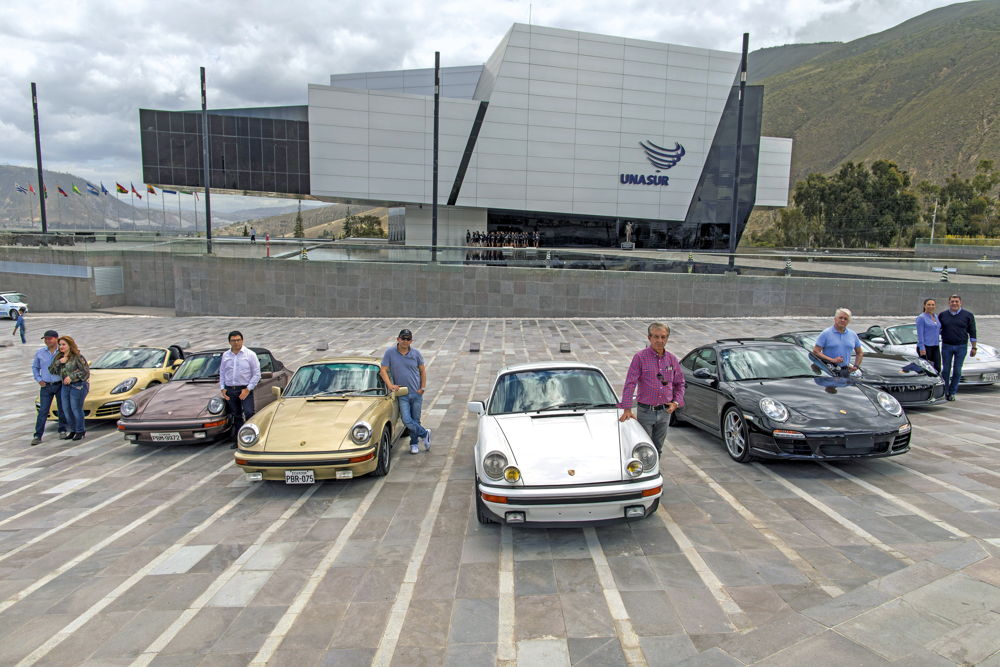 Amigos de Porsche en el monumento a la mitad del mundo, Ecuador