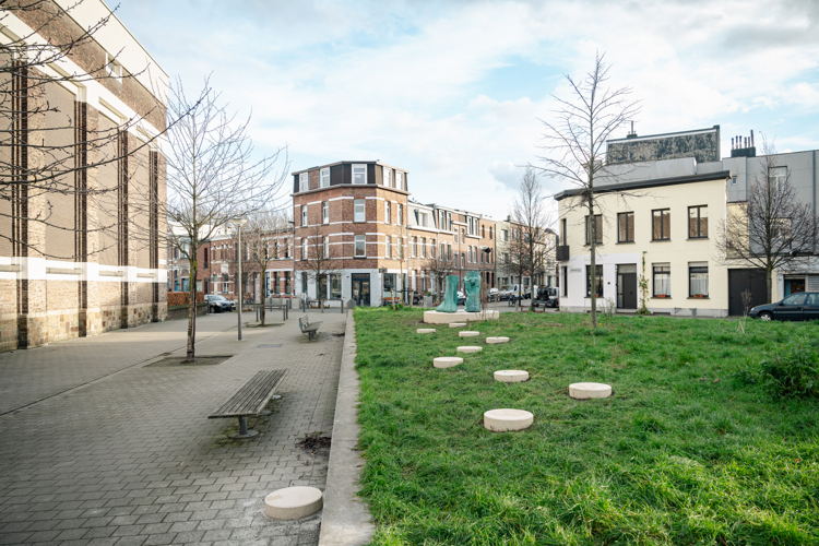 Guy Woueté, De pied à pied   (2024) © Guy Woueté – Collectie Kunst in de Stad - Foto: Tom Cornille