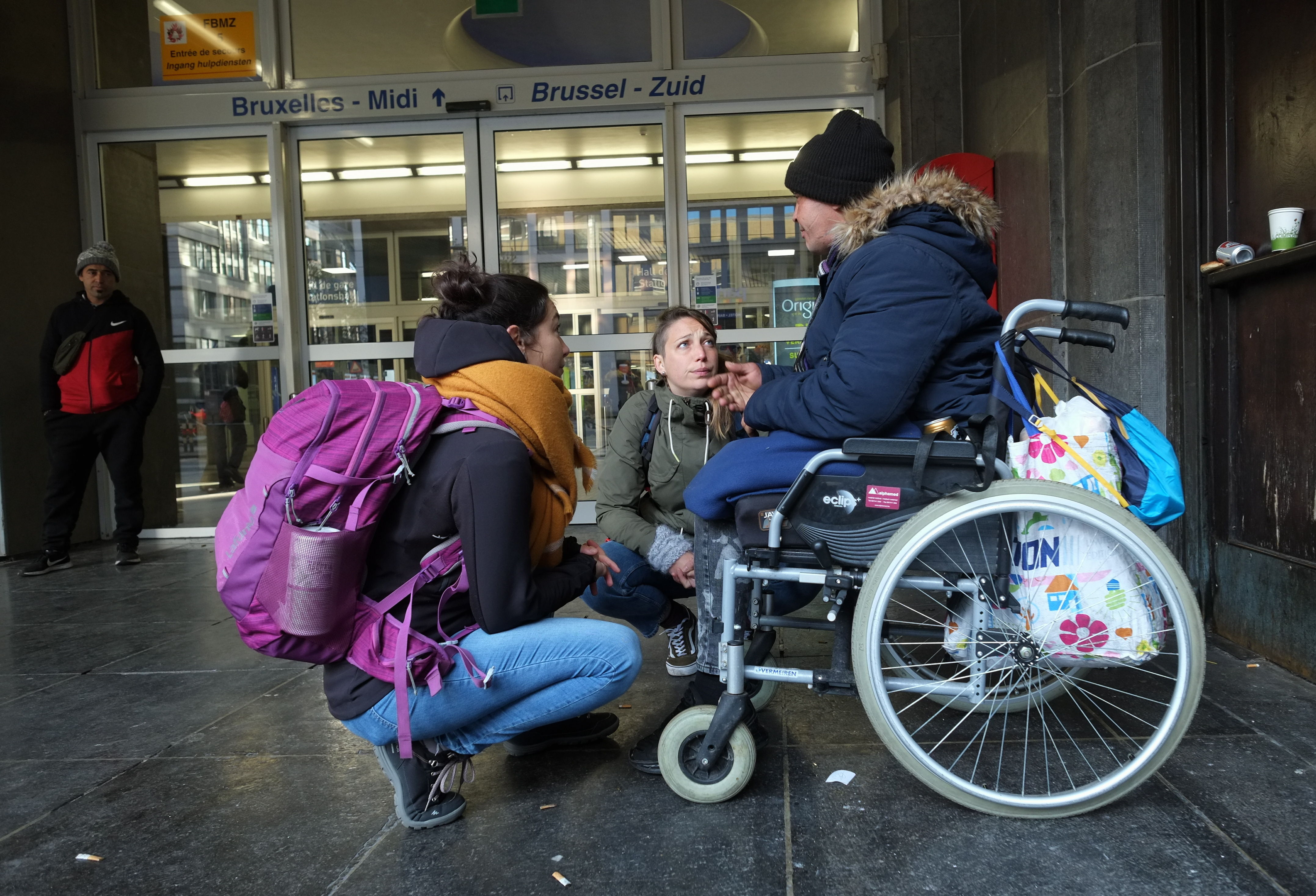 Straatverplegers workers talk to a homeless person at Brussels Midi station © BELGA PHOTO ERIC LALMAND