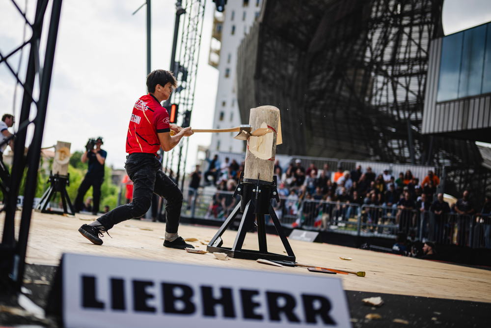 Kamiel Van Raemdonck pendant le Standing Block Chop. 