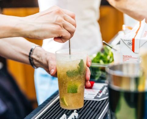 Eine Cocktailbar lädt zum Entspannen ein. Eine Cocktailbar lädt zum Entspannen ein.