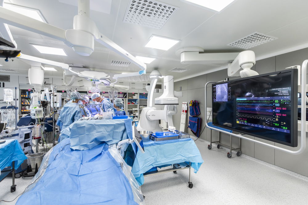 De nieuwe hybride operatiezaal in ZNA Middelheim. Dankzij beeldvorming kan de arts tijdens de ingreep in de patiënt kijken. (Foto: ZNA / Dirk Kerstens)