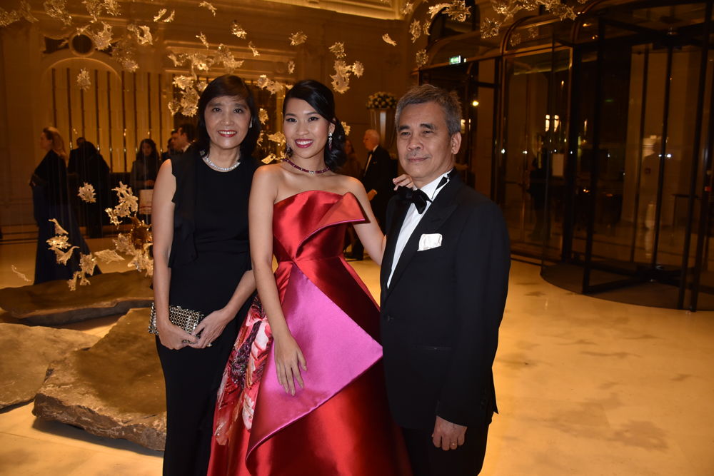 Nam Phuong Dinh Thi (in Alexis Mabille HC and jewelry by Payal New York) with her parents Ngoc Diep Nguyen and Thanh Ba Dinh, Photo by Jean Luce Huré