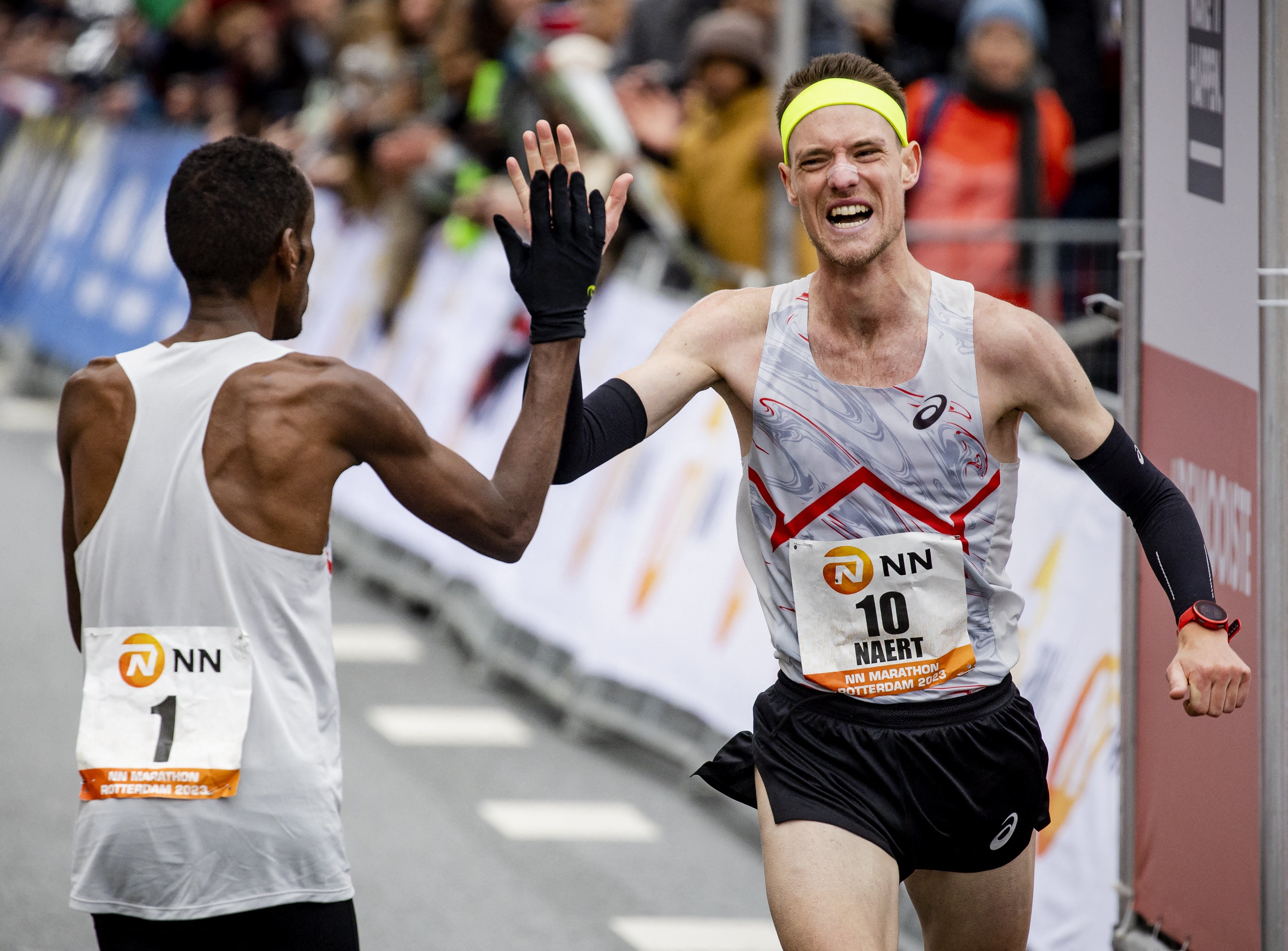 Belgium's Koen Naert (R) is greeted by winner Bashir Abdi at the finishing line of the Rotterdam Marathon in 2023 © PHOTO SEM VAN DER WAL / ANP / AFP