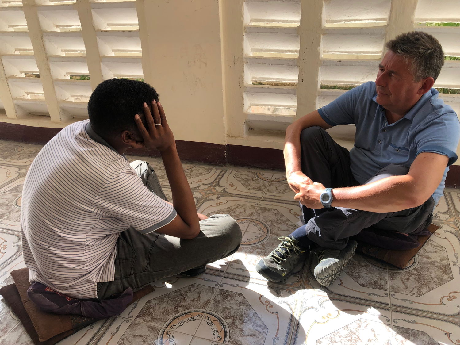 Rudi Vranckx praat met voormalig lid van Al-Shabaab - (c) VRT